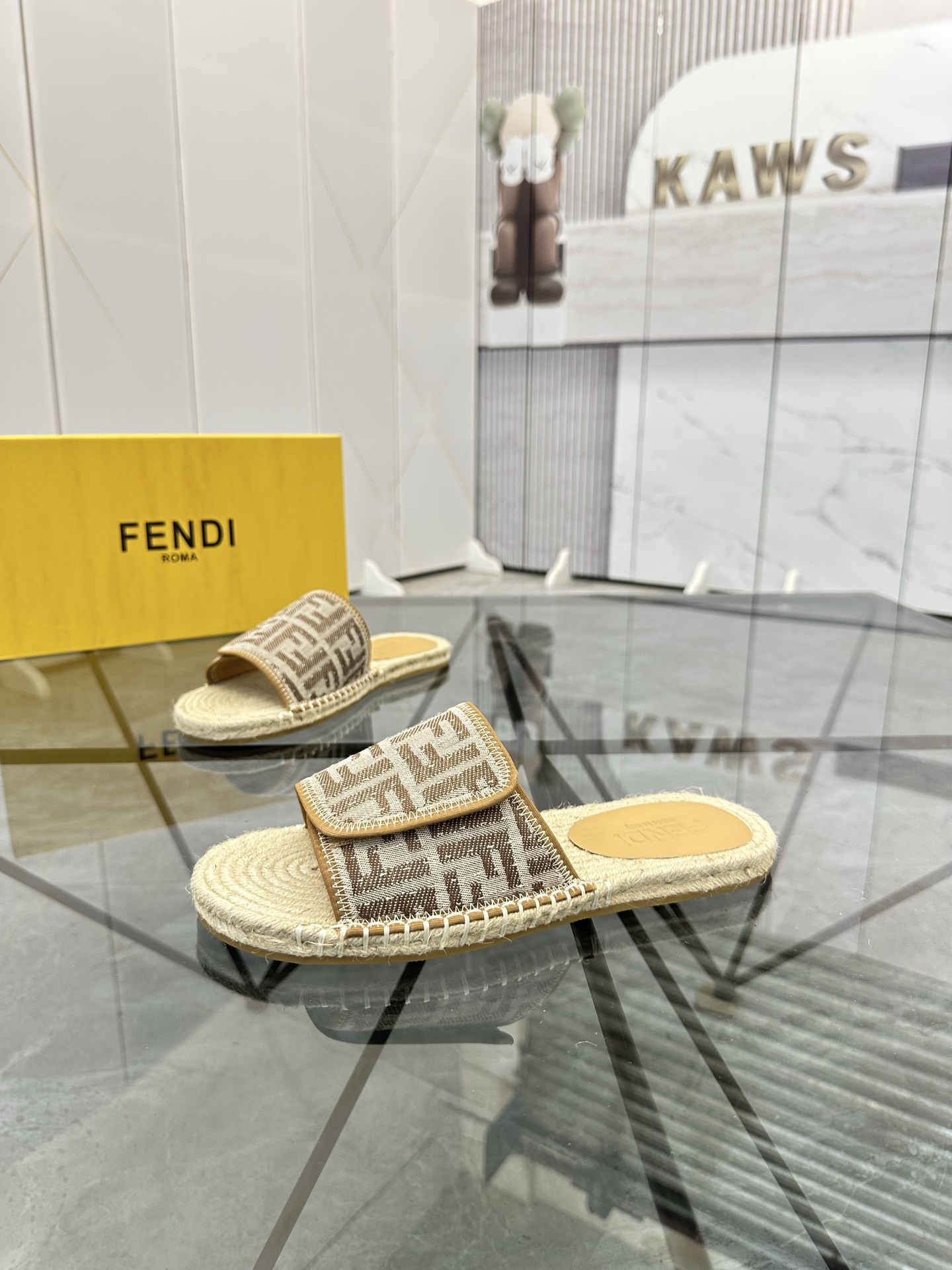 Precio de venta: P130 Marca: Fendi* zapatillasTalla: 38-44(37.45.46.47)Material: Superior material o