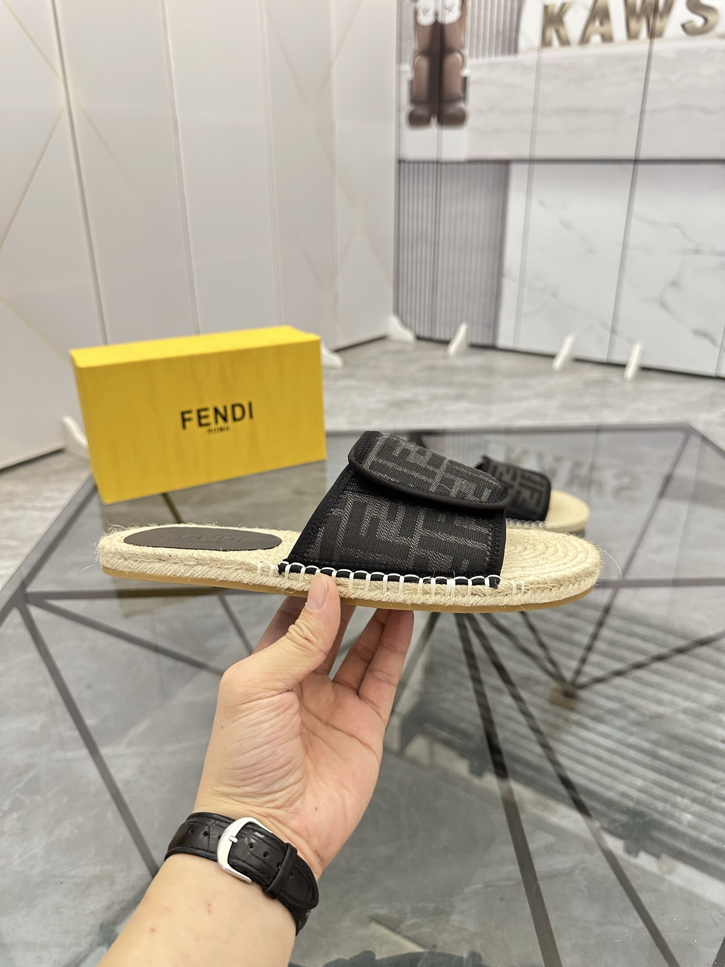 Precio de venta: P130 Marca: Fendi* zapatillasTalla: 38-44(37.45.46.47)Material: Superior material o
