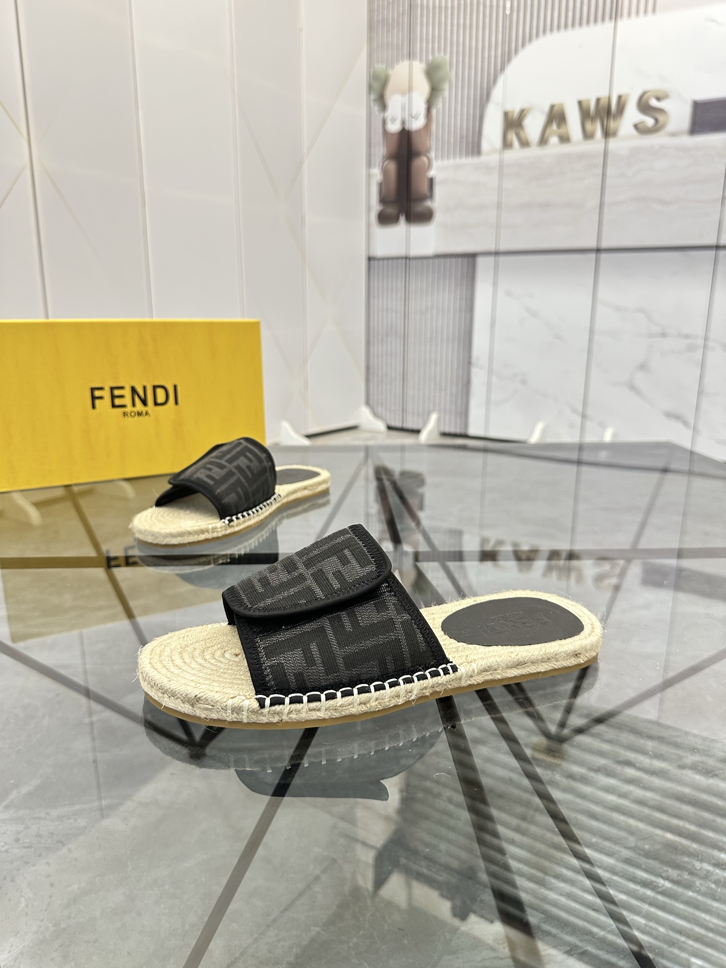 Precio de venta: P130 Marca: Fendi* zapatillasTalla: 38-44(37.45.46.47)Material: Superior material o