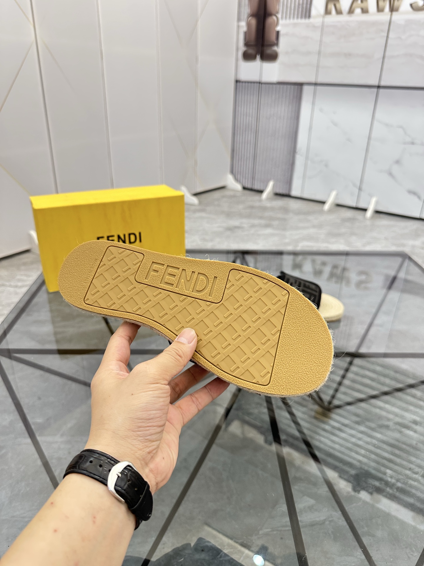 Precio de venta: P130 Marca: Fendi* zapatillasTalla: 38-44(37.45.46.47)Material: Superior material o