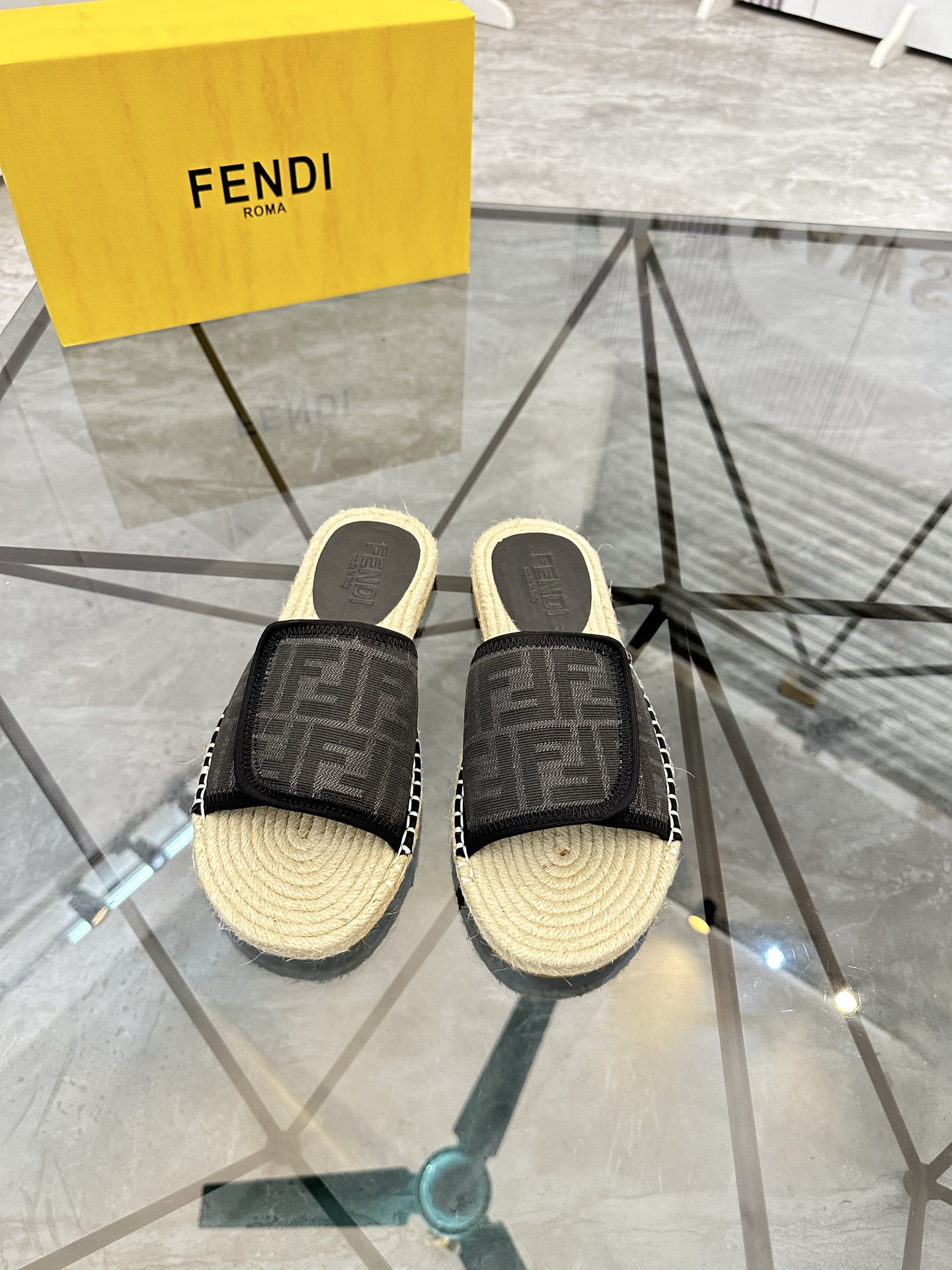 Precio de venta: P130 Marca: Fendi* zapatillasTalla: 38-44(37.45.46.47)Material: Superior material o
