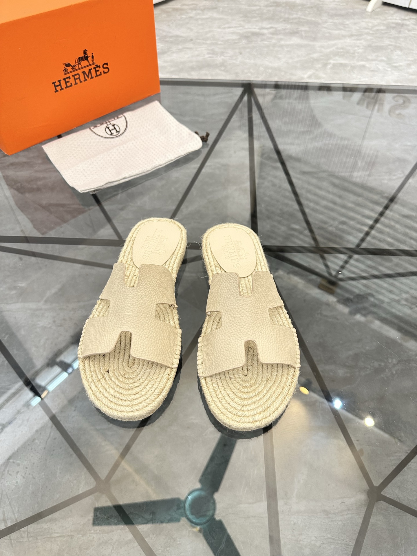 Precio de venta: P130 Marca comercial: Hermes* tamaño de las zapatillas: 38-44(37.45.46.47) Material