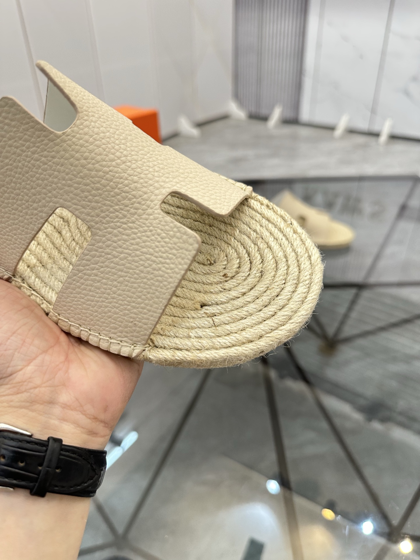 Precio de venta: P130 Marca comercial: Hermes* tamaño de las zapatillas: 38-44(37.45.46.47) Material