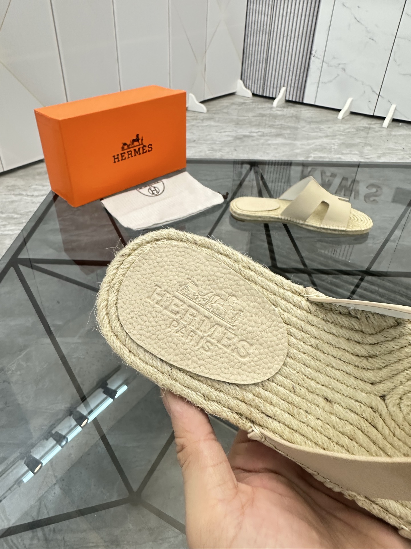 Precio de venta: P130 Marca comercial: Hermes* tamaño de las zapatillas: 38-44(37.45.46.47) Material