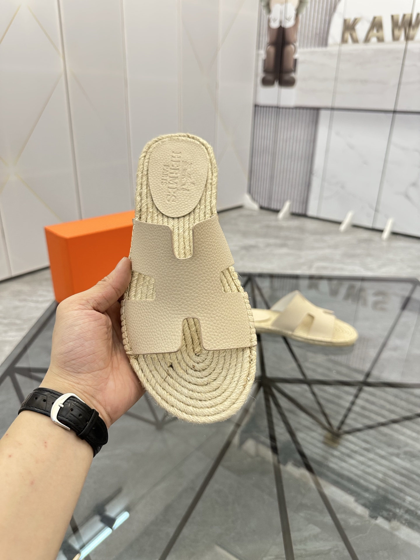 Precio de venta: P130 Marca comercial: Hermes* tamaño de las zapatillas: 38-44(37.45.46.47) Material