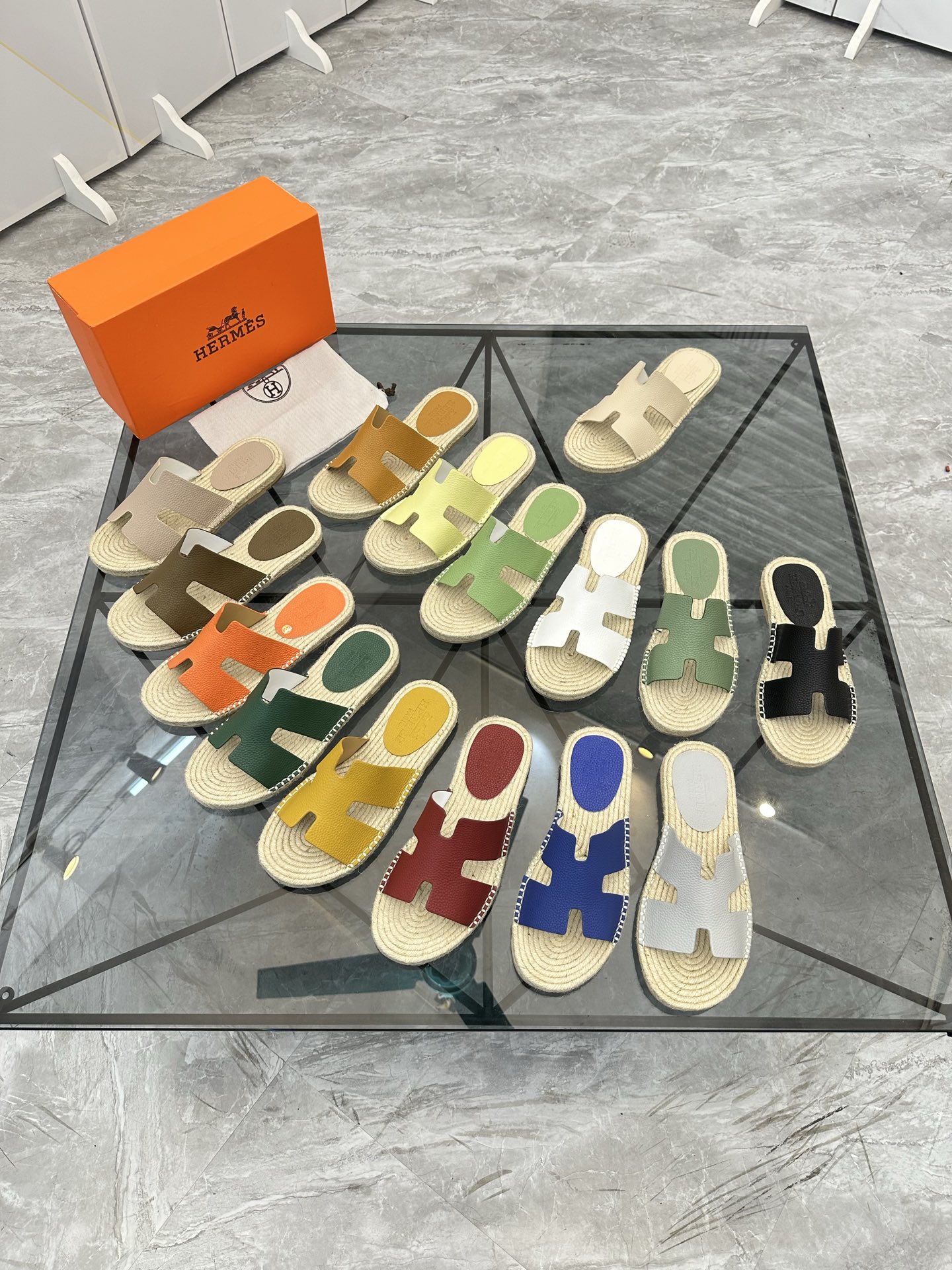 Precio de venta: P130 Marca comercial: Hermes* tamaño de las zapatillas: 38-44(37.45.46.47) Material