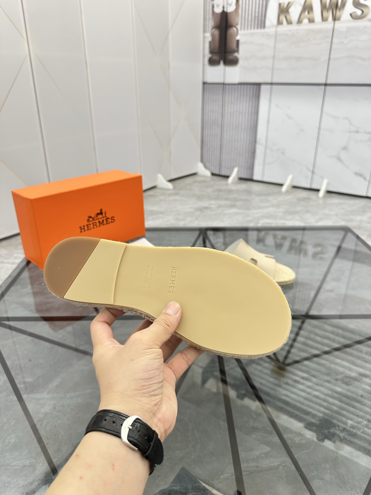 Precio de venta: P130 Marca comercial: Hermes* tamaño de las zapatillas: 38-44(37.45.46.47) Material