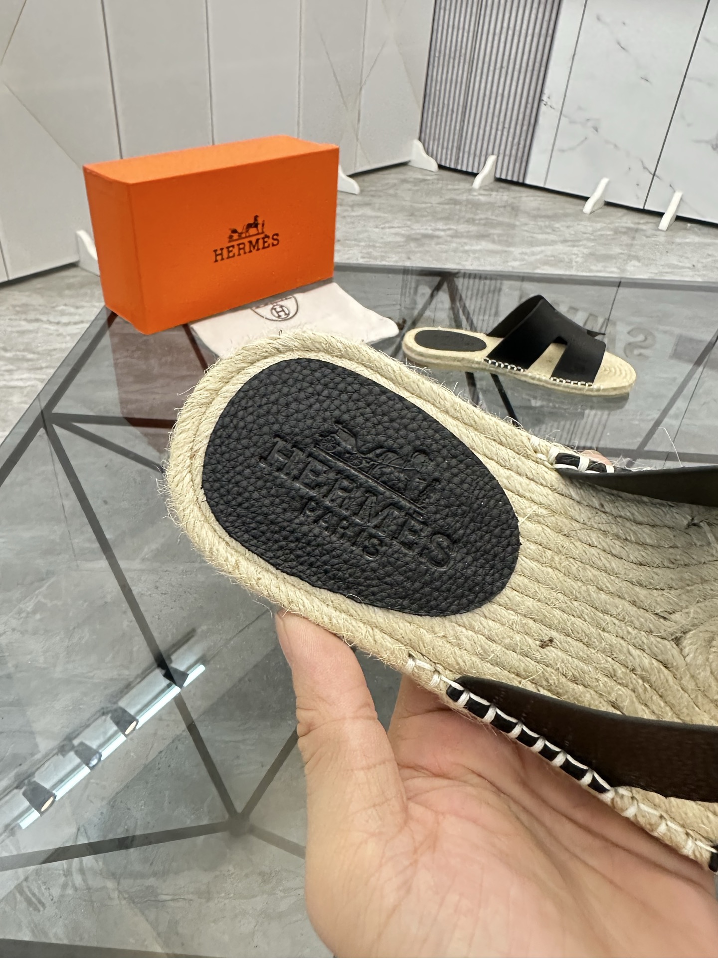Precio de venta: P130 Marca comercial: Hermes* tamaño de las zapatillas: 38-44(37.45.46.47) Material