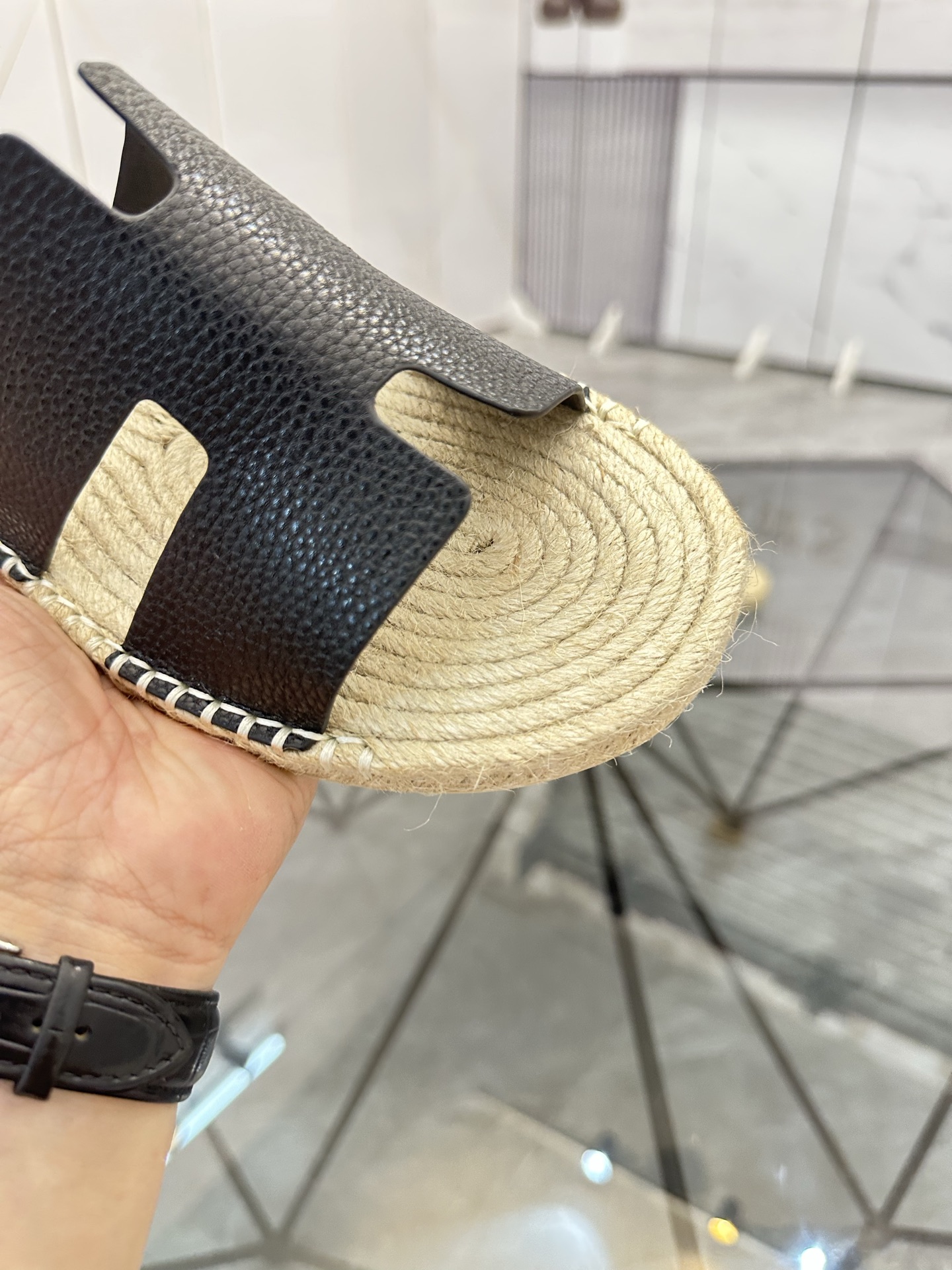Precio de venta: P130 Marca comercial: Hermes* tamaño de las zapatillas: 38-44(37.45.46.47) Material