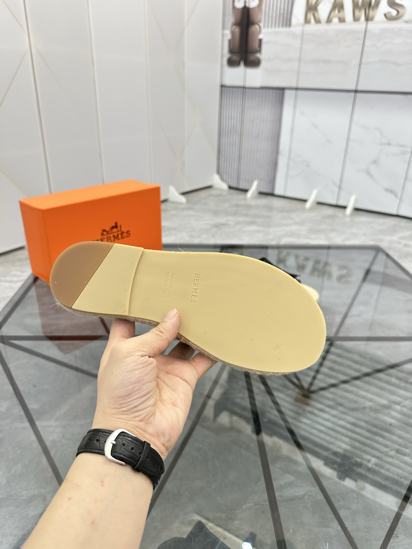 Precio de venta: P130 Marca comercial: Hermes* tamaño de las zapatillas: 38-44(37.45.46.47) Material
