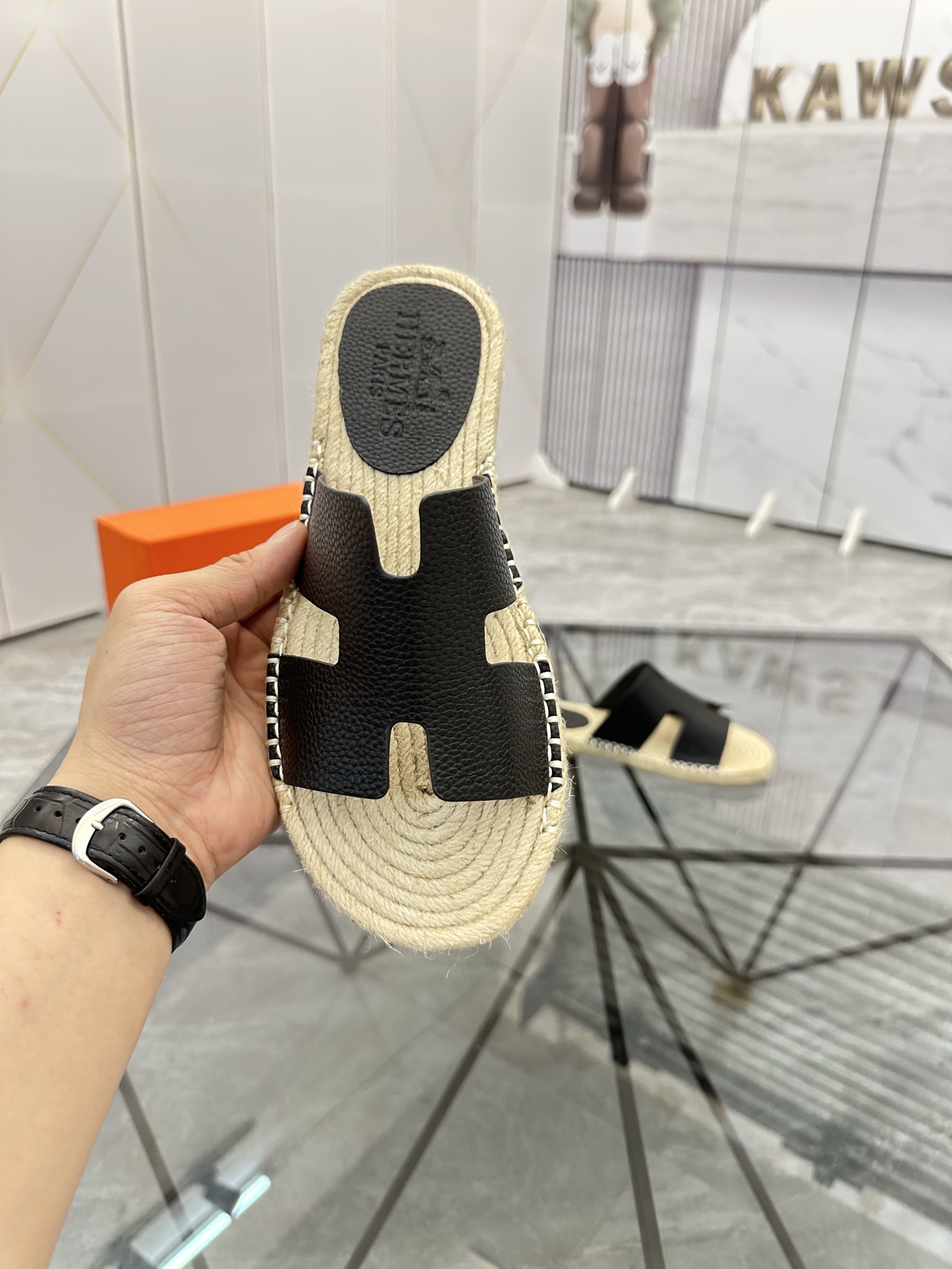 Precio de venta: P130 Marca comercial: Hermes* tamaño de las zapatillas: 38-44(37.45.46.47) Material