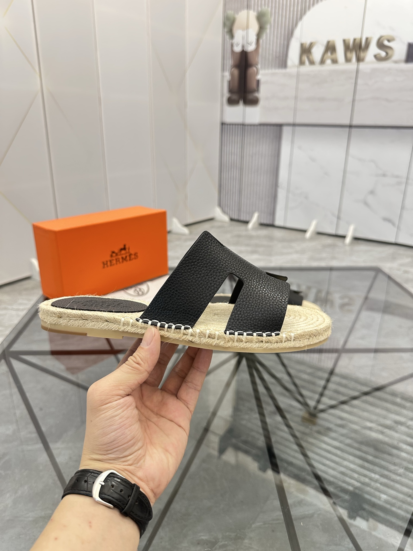 Precio de venta: P130 Marca comercial: Hermes* tamaño de las zapatillas: 38-44(37.45.46.47) Material