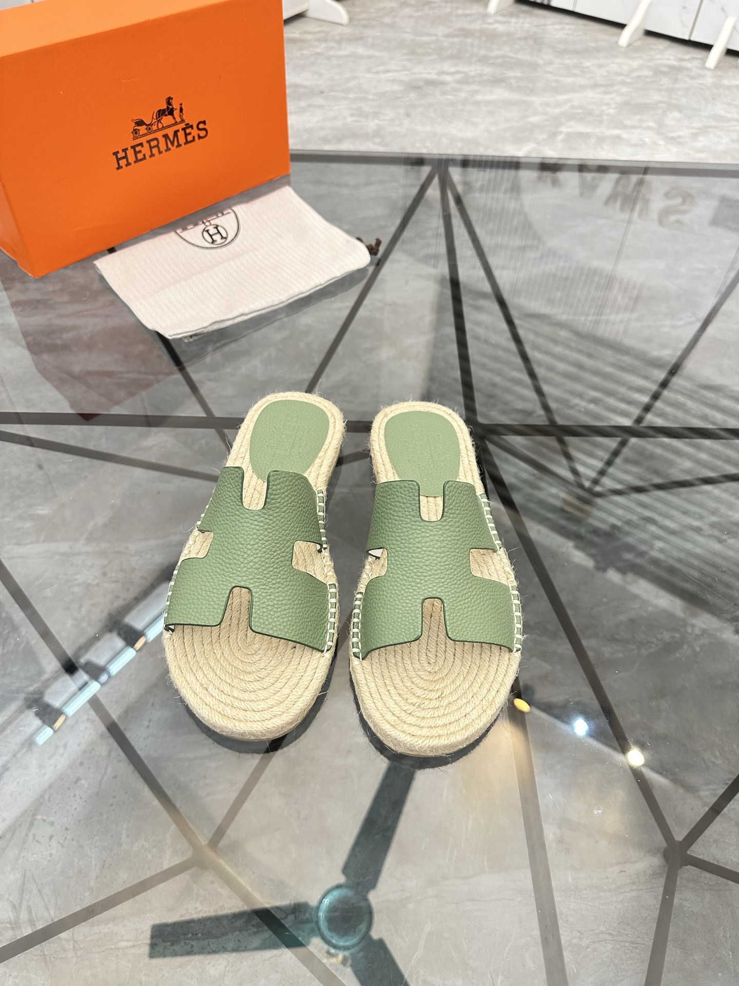 Precio de venta: P130 Marca comercial: Hermes* tamaño de las zapatillas: 38-44(37.45.46.47) Material