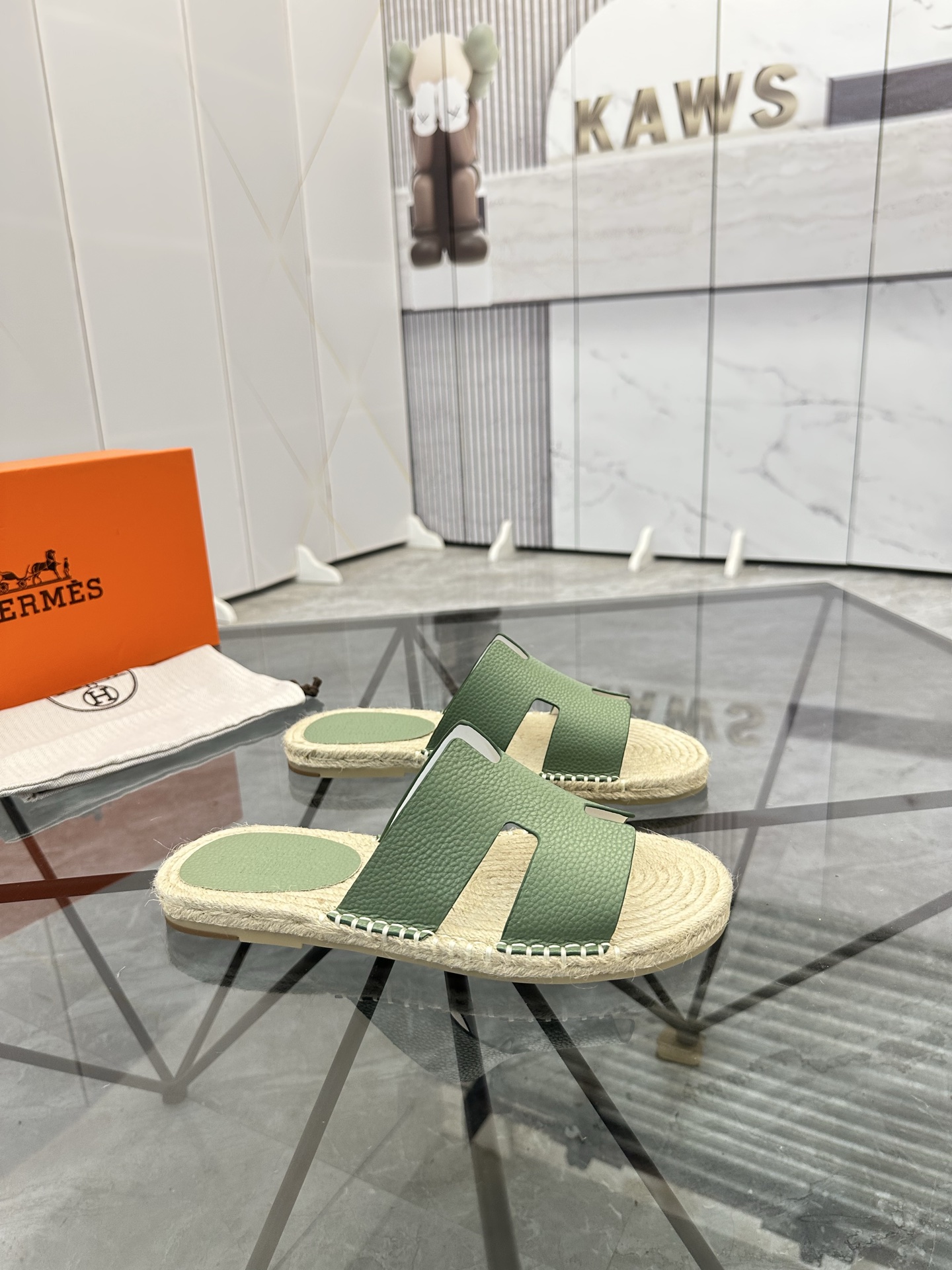 Precio de venta: P130 Marca comercial: Hermes* tamaño de las zapatillas: 38-44(37.45.46.47) Material