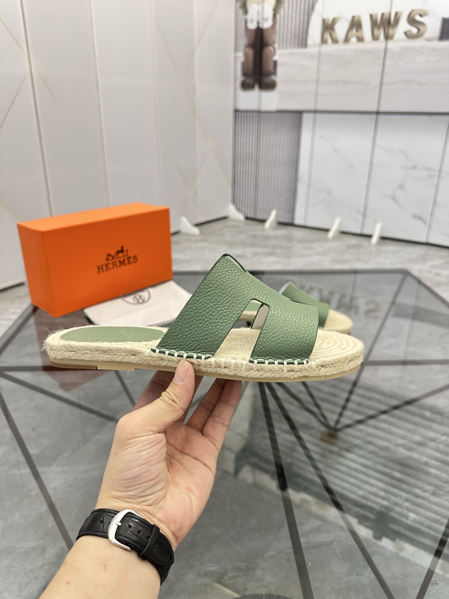 Precio de venta: P130 Marca comercial: Hermes* tamaño de las zapatillas: 38-44(37.45.46.47) Material