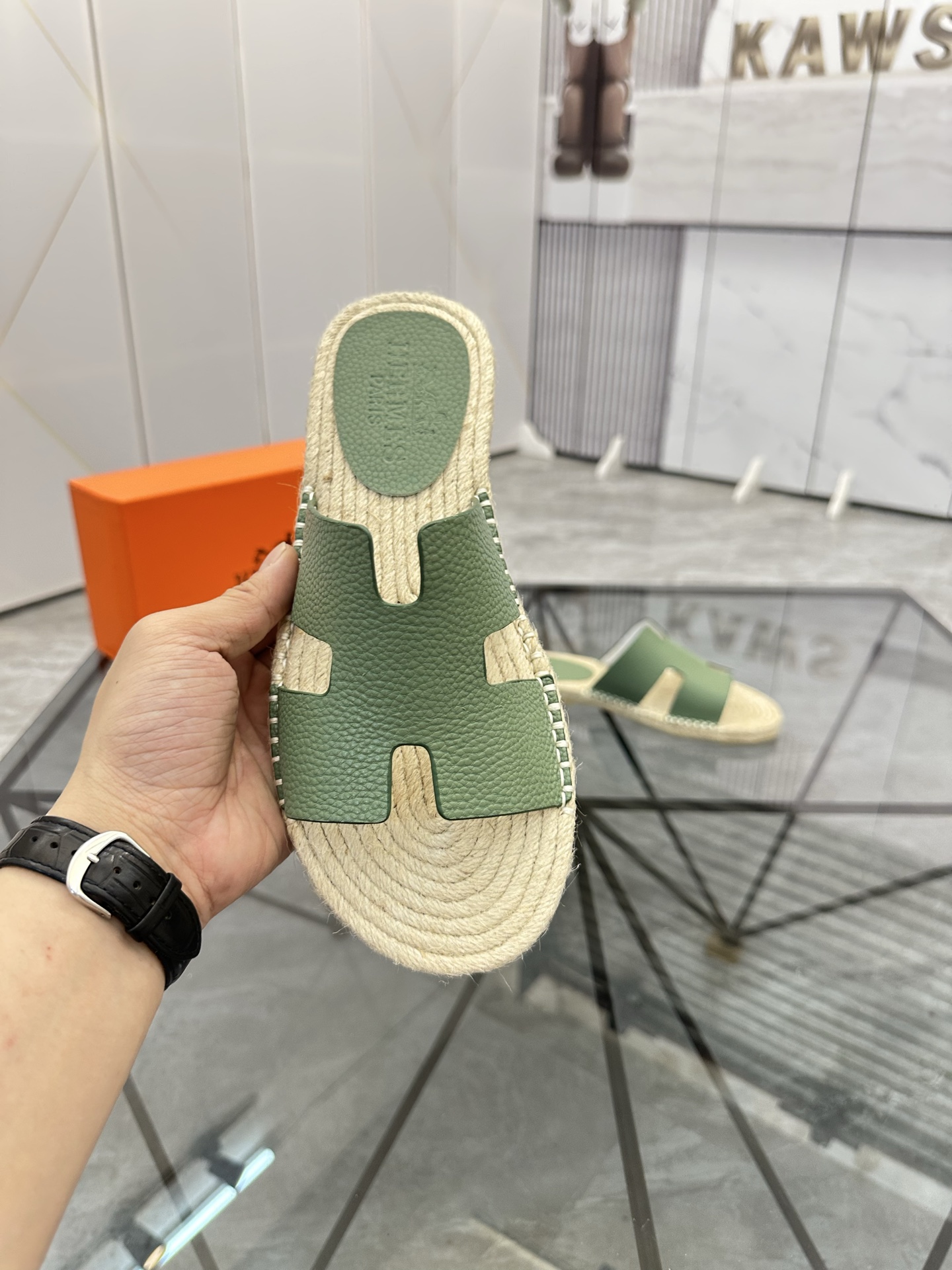 Precio de venta: P130 Marca comercial: Hermes* tamaño de las zapatillas: 38-44(37.45.46.47) Material