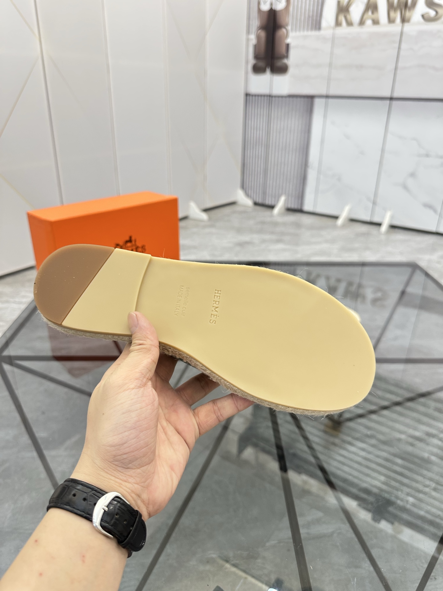 Precio de venta: P130 Marca comercial: Hermes* tamaño de las zapatillas: 38-44(37.45.46.47) Material