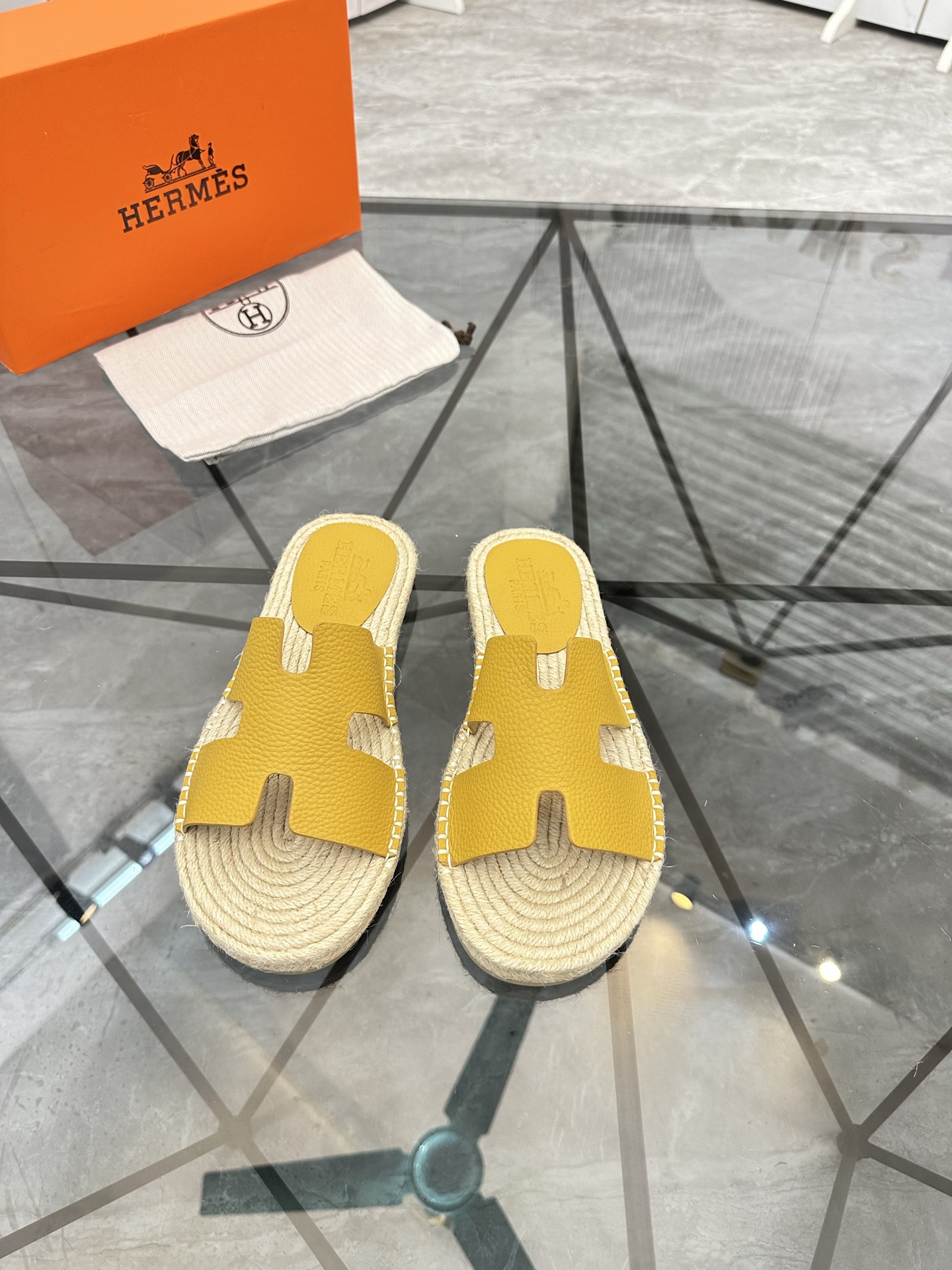 Precio de venta: P130 Marca comercial: Hermes* tamaño de las zapatillas: 38-44(37.45.46.47) Material