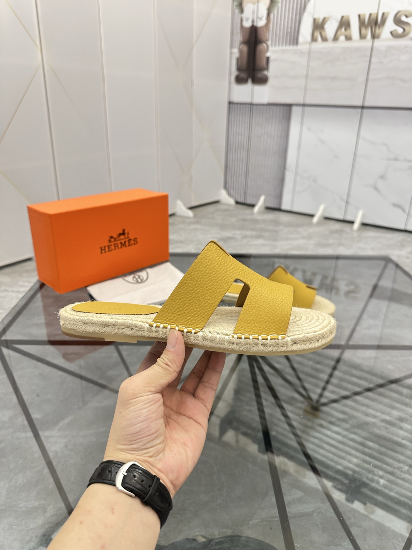 Precio de venta: P130 Marca comercial: Hermes* tamaño de las zapatillas: 38-44(37.45.46.47) Material