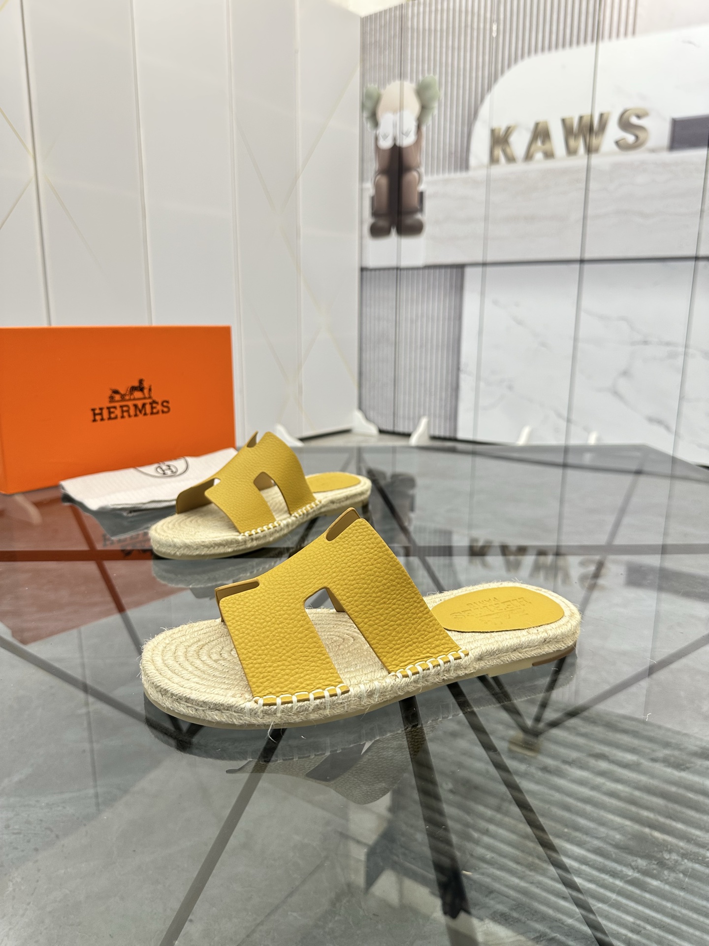 Precio de venta: P130 Marca comercial: Hermes* tamaño de las zapatillas: 38-44(37.45.46.47) Material
