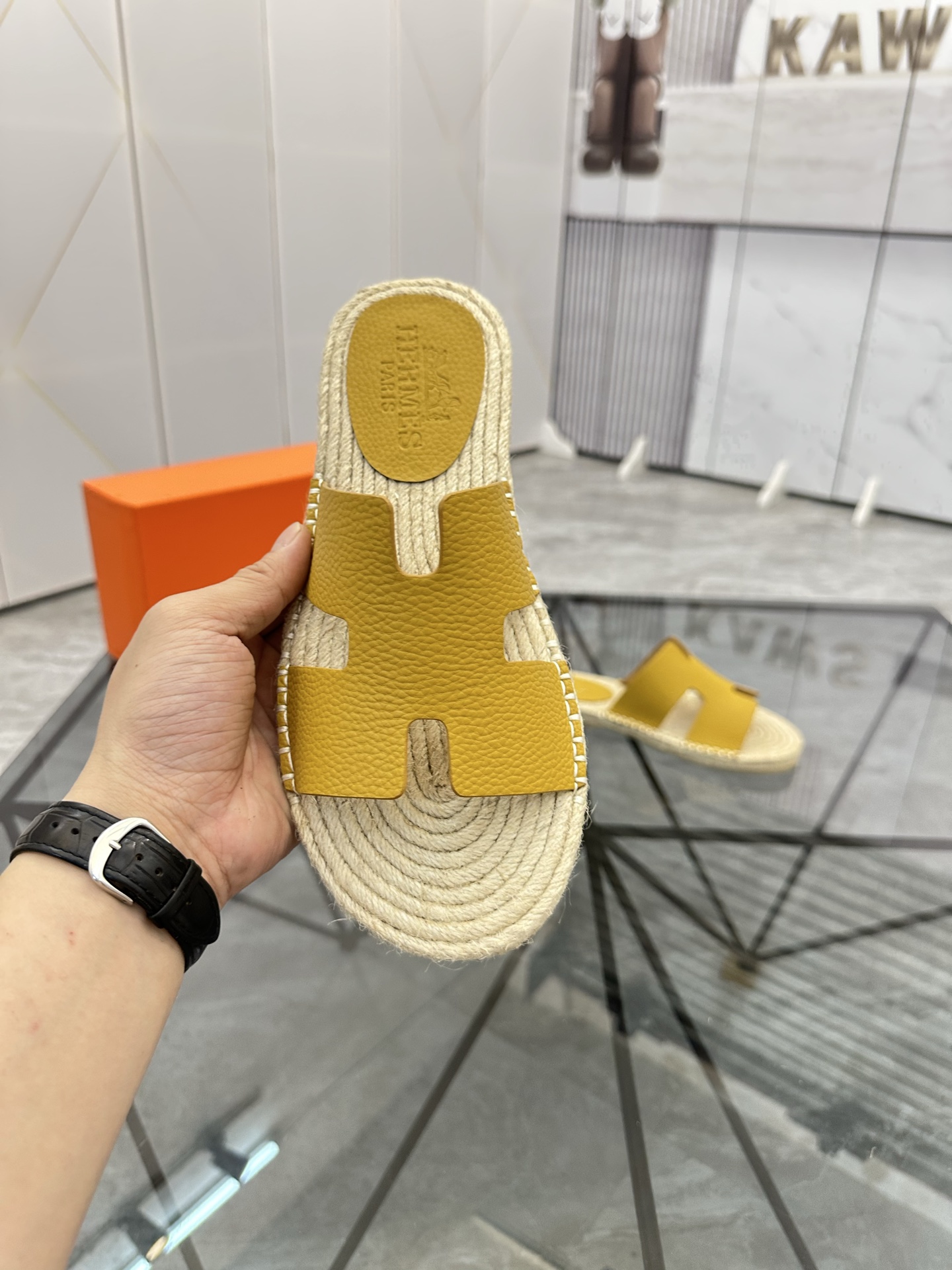 Precio de venta: P130 Marca comercial: Hermes* tamaño de las zapatillas: 38-44(37.45.46.47) Material