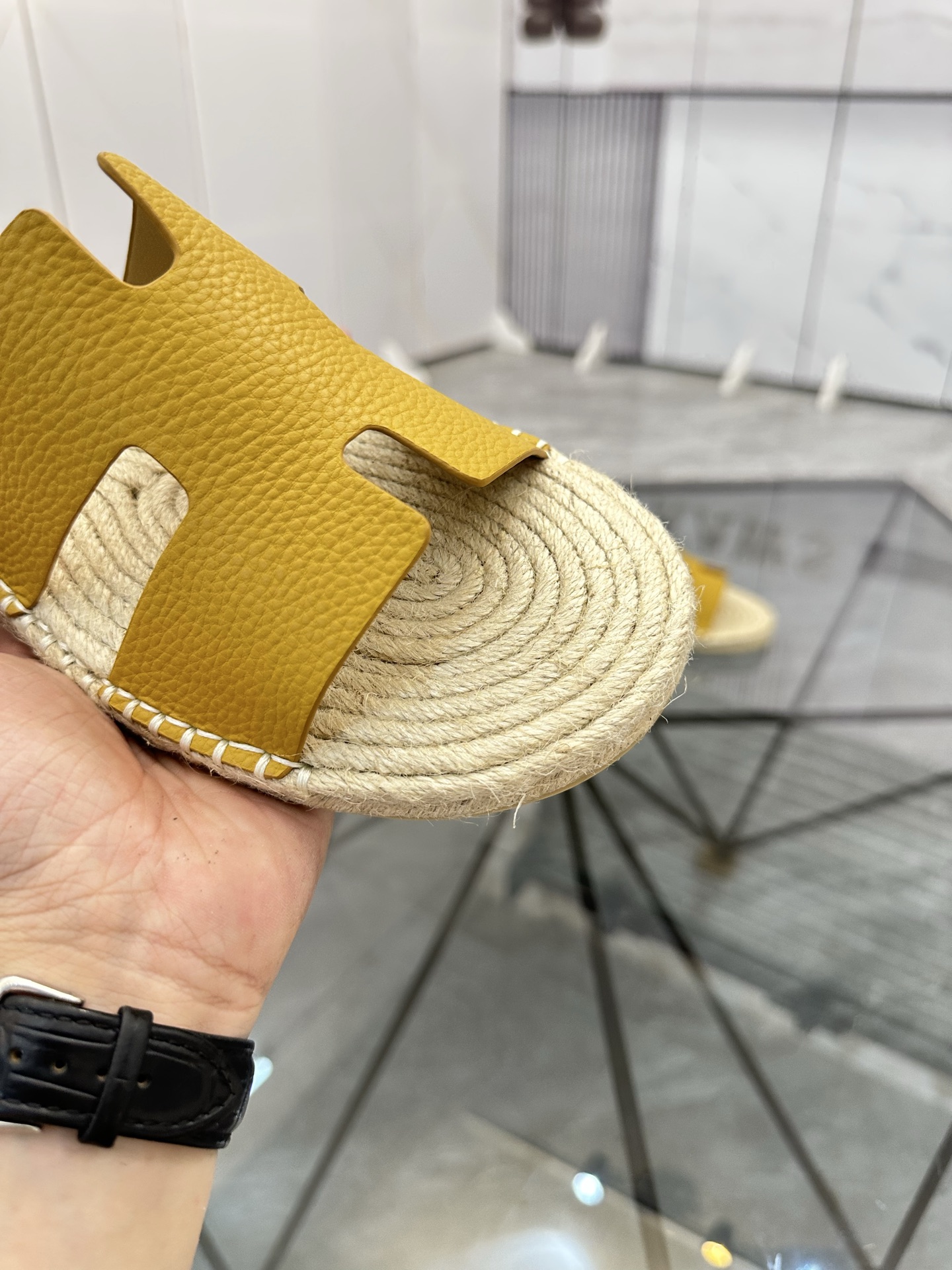Precio de venta: P130 Marca comercial: Hermes* tamaño de las zapatillas: 38-44(37.45.46.47) Material