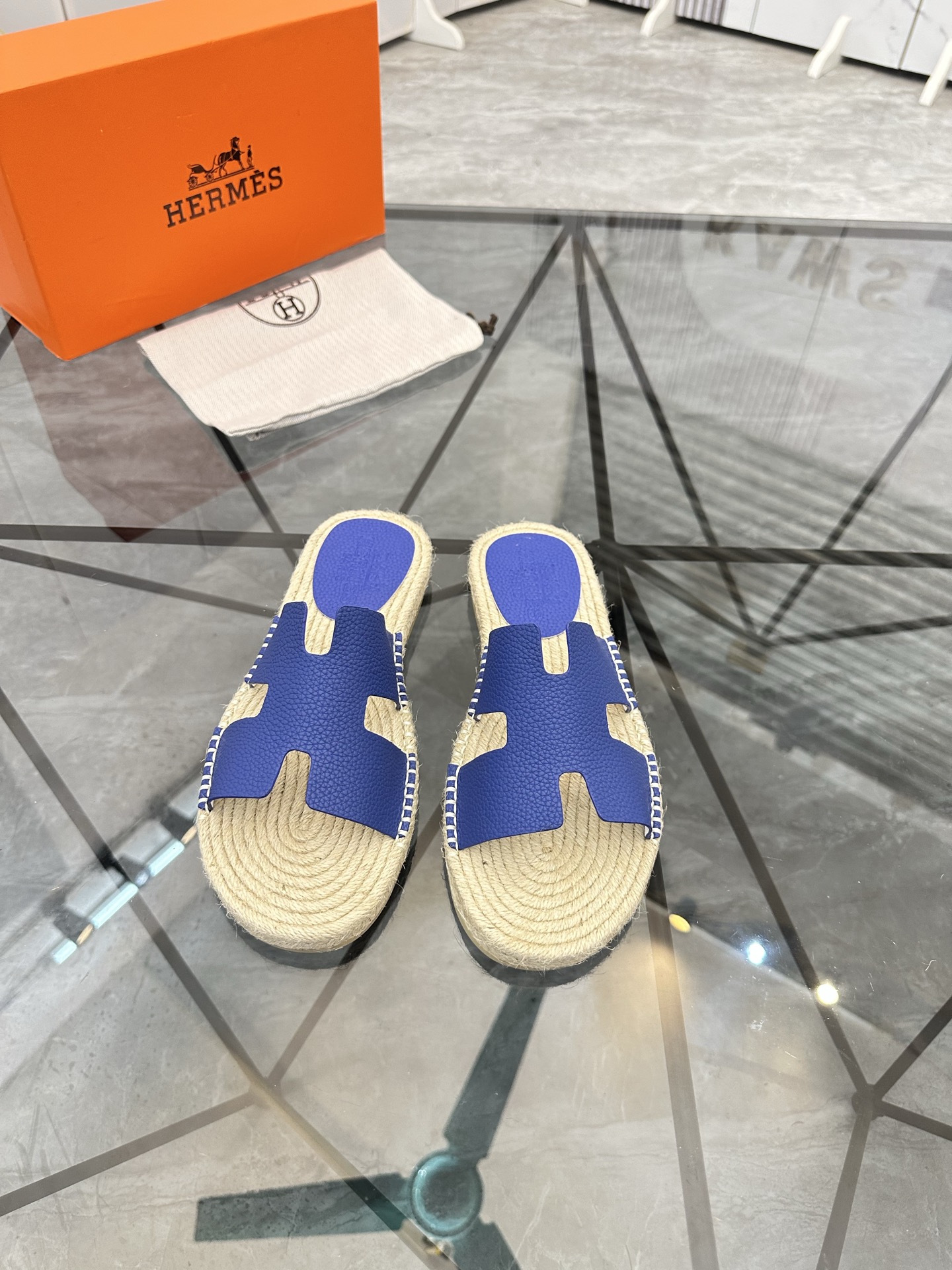 Precio de venta: P130 Marca comercial: Hermes* tamaño de las zapatillas: 38-44(37.45.46.47) Material