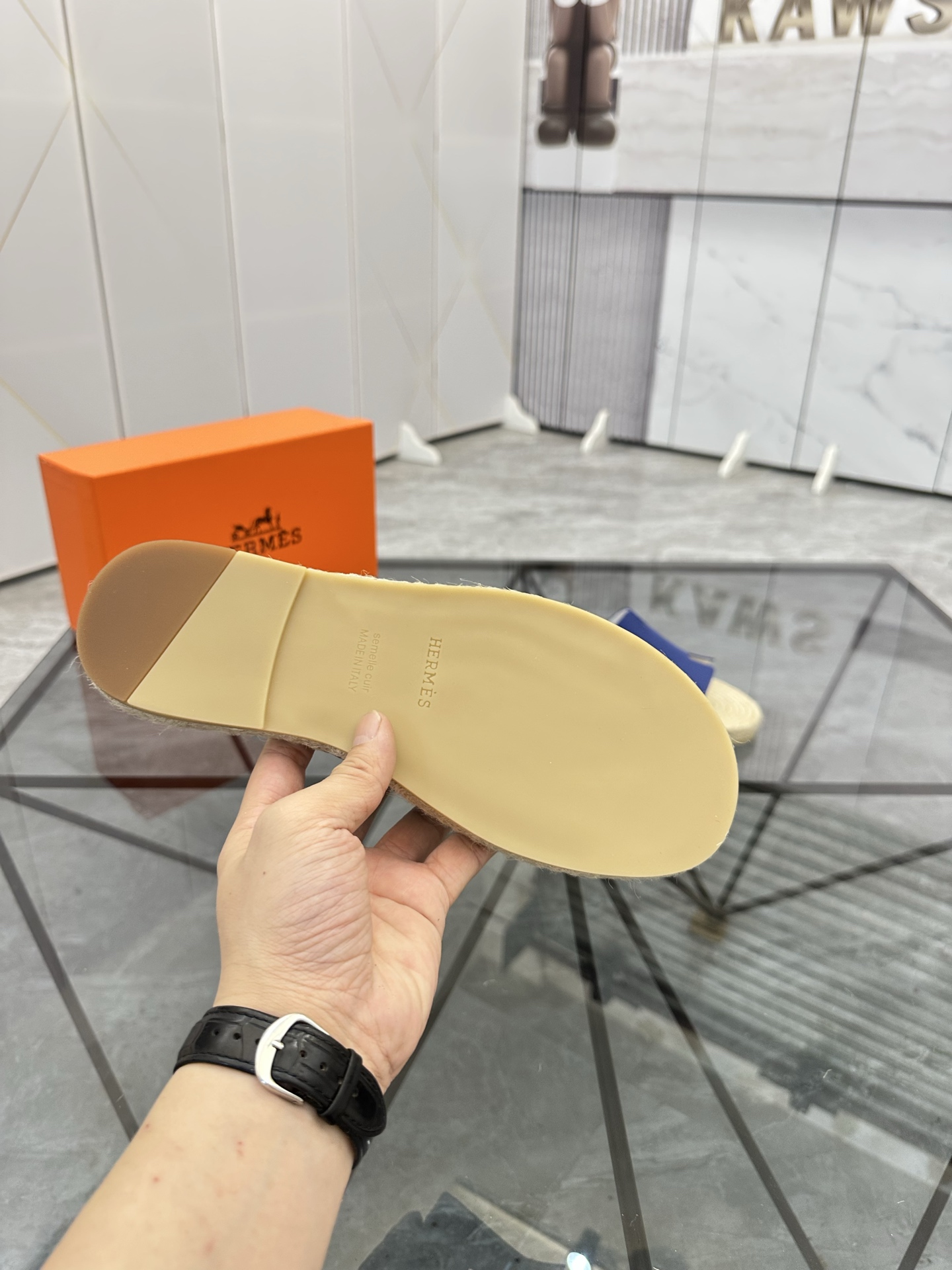 Precio de venta: P130 Marca comercial: Hermes* tamaño de las zapatillas: 38-44(37.45.46.47) Material