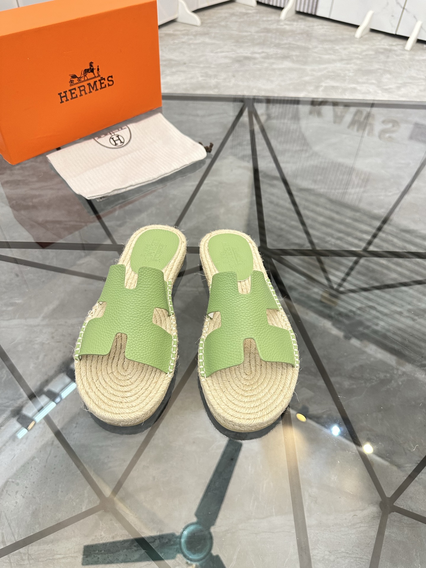 Precio de venta: P130 Marca comercial: Hermes* tamaño de las zapatillas: 38-44(37.45.46.47) Material