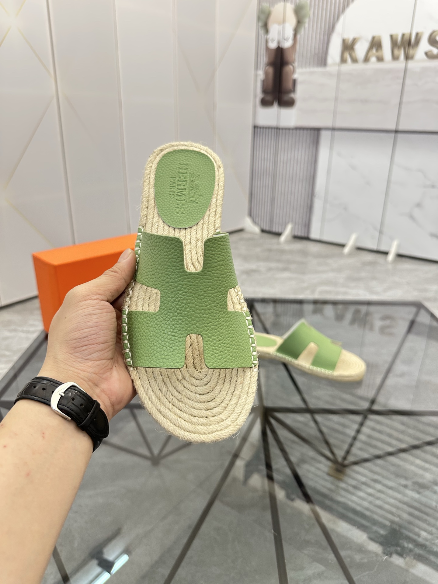 Precio de venta: P130 Marca comercial: Hermes* tamaño de las zapatillas: 38-44(37.45.46.47) Material