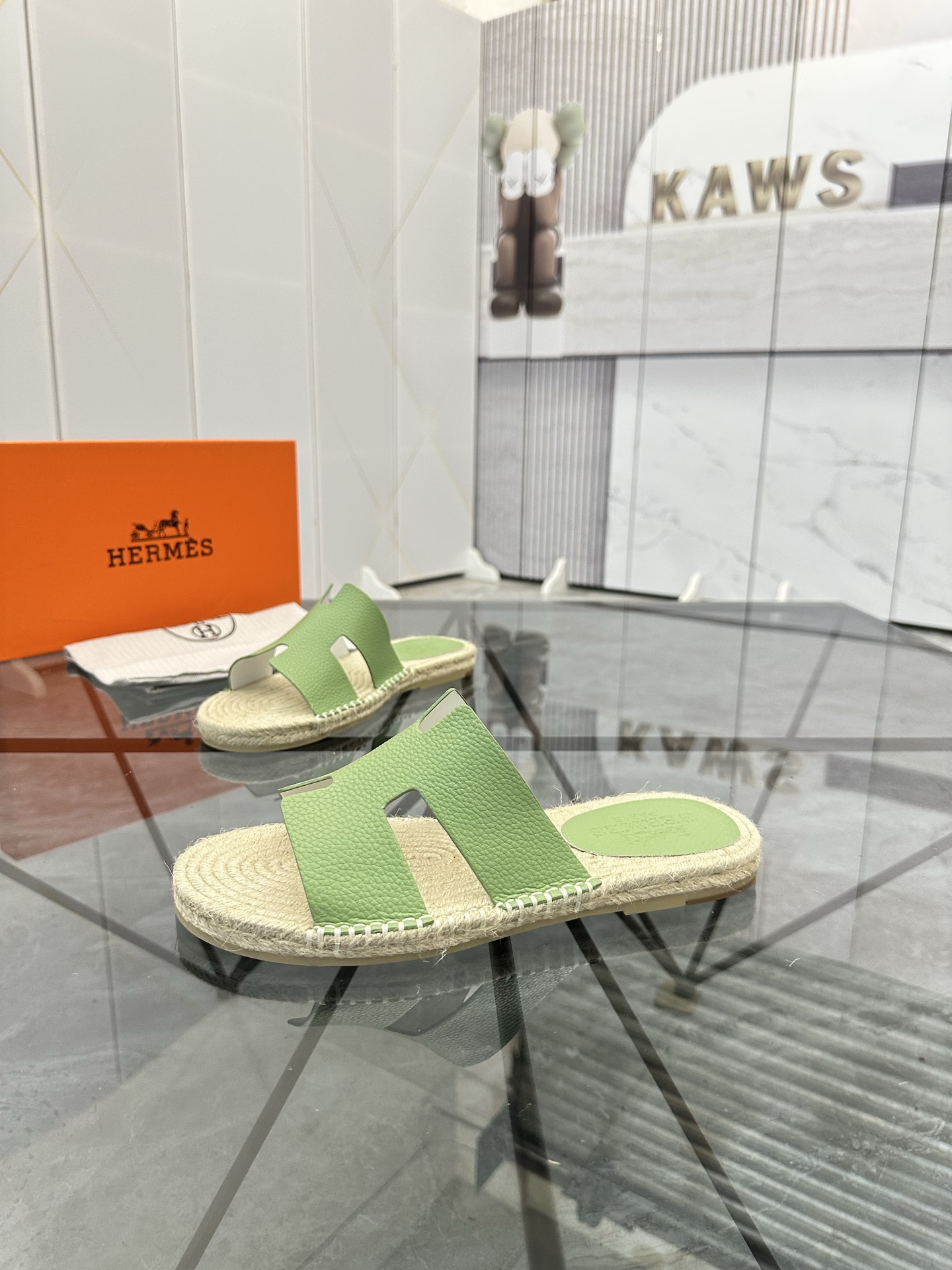 Precio de venta: P130 Marca comercial: Hermes* tamaño de las zapatillas: 38-44(37.45.46.47) Material