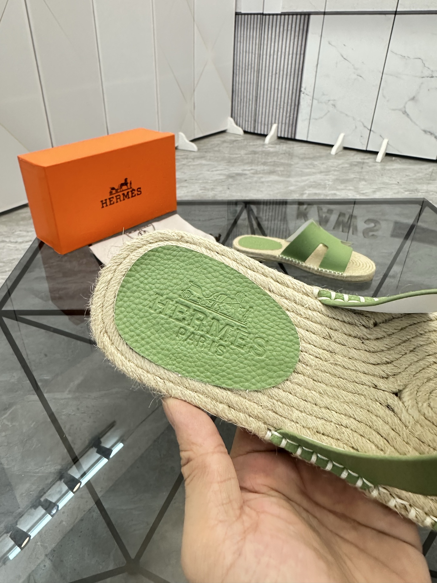 Precio de venta: P130 Marca comercial: Hermes* tamaño de las zapatillas: 38-44(37.45.46.47) Material