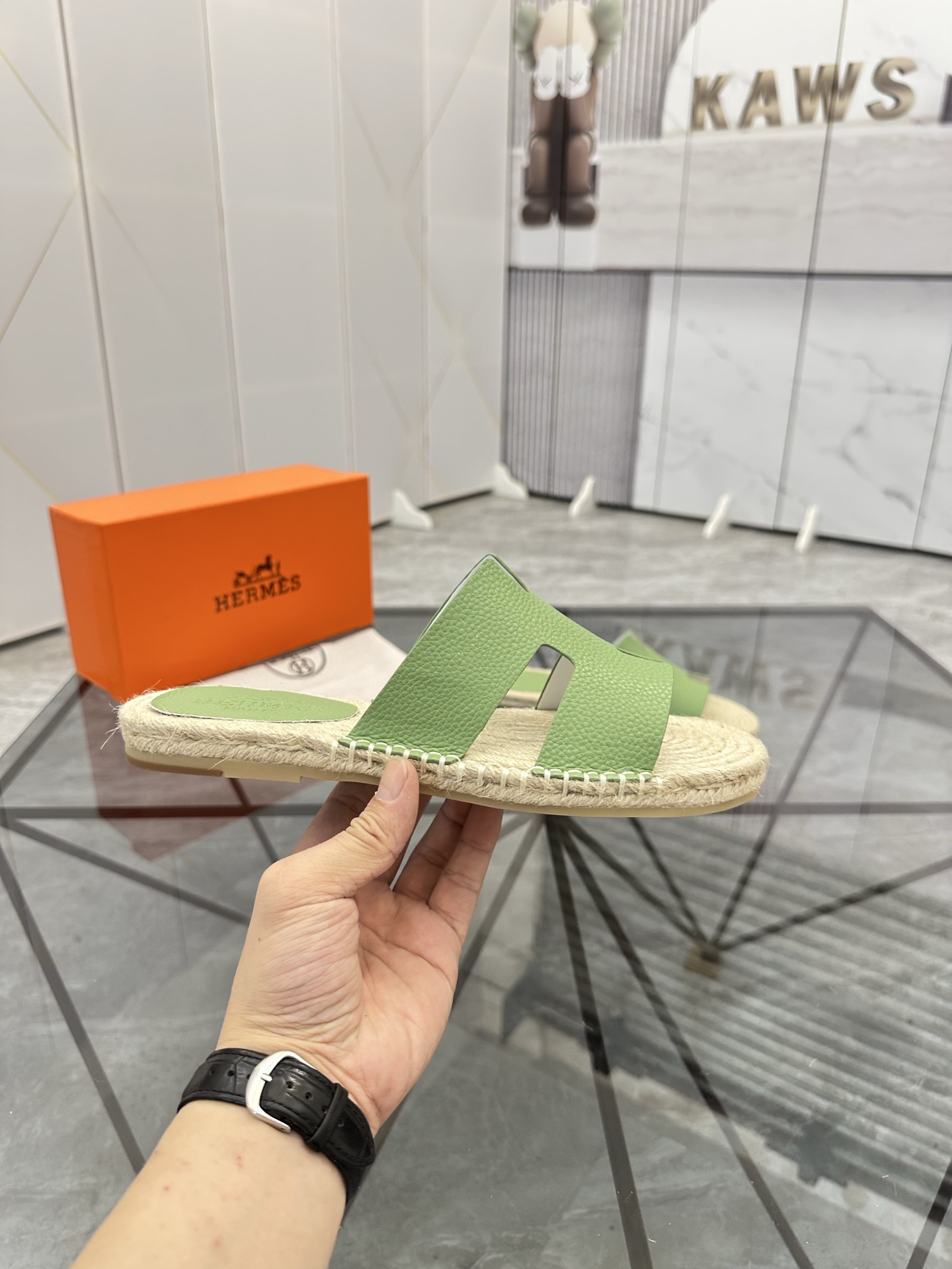 Precio de venta: P130 Marca comercial: Hermes* tamaño de las zapatillas: 38-44(37.45.46.47) Material