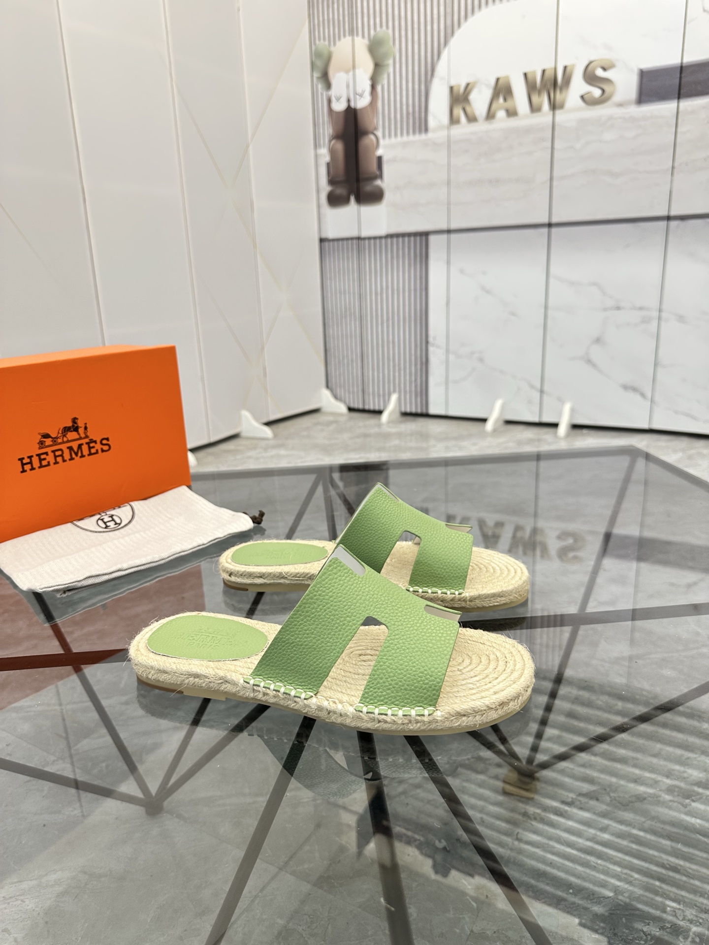 Precio de venta: P130 Marca comercial: Hermes* tamaño de las zapatillas: 38-44(37.45.46.47) Material