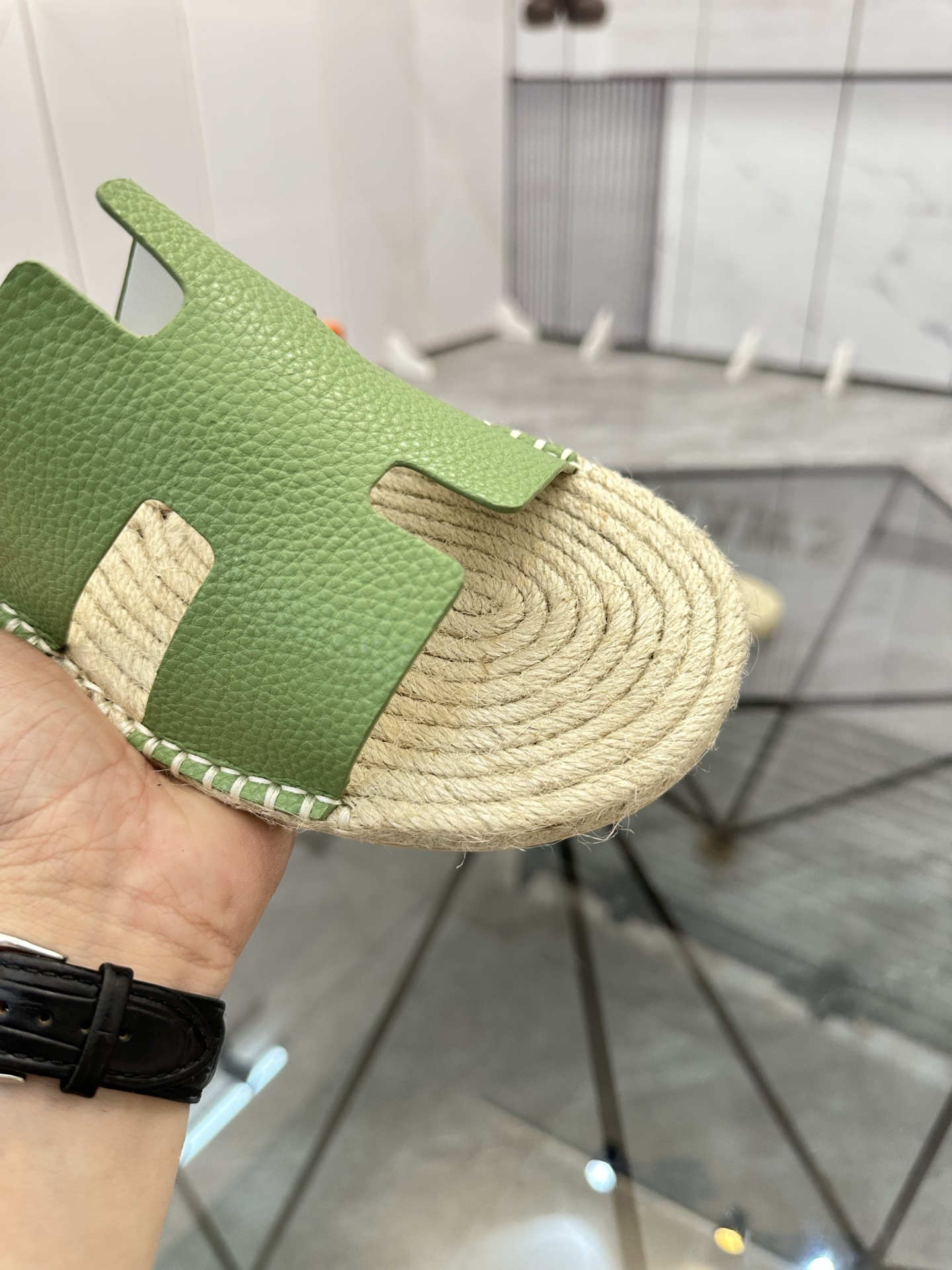 Precio de venta: P130 Marca comercial: Hermes* tamaño de las zapatillas: 38-44(37.45.46.47) Material