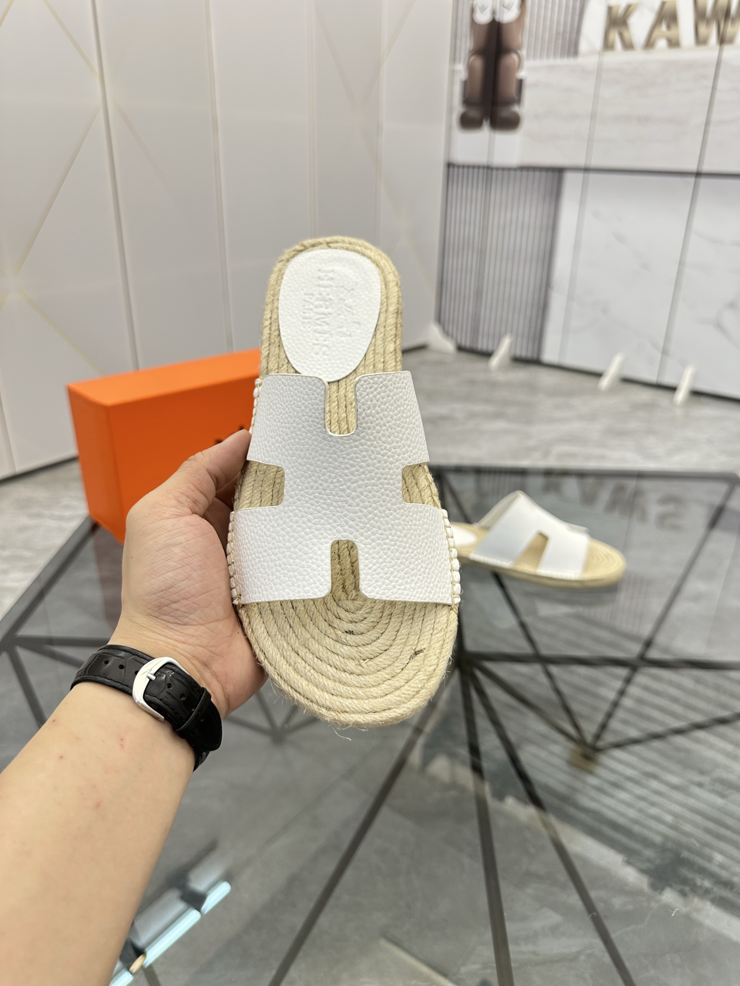 Precio de venta: P130 Marca comercial: Hermes* tamaño de las zapatillas: 38-44(37.45.46.47) Material