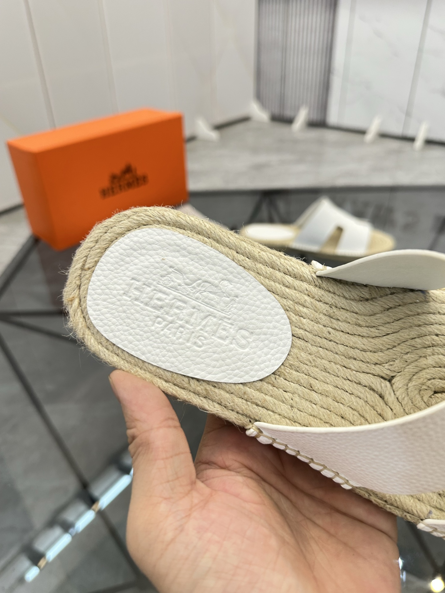 Precio de venta: P130 Marca comercial: Hermes* tamaño de las zapatillas: 38-44(37.45.46.47) Material