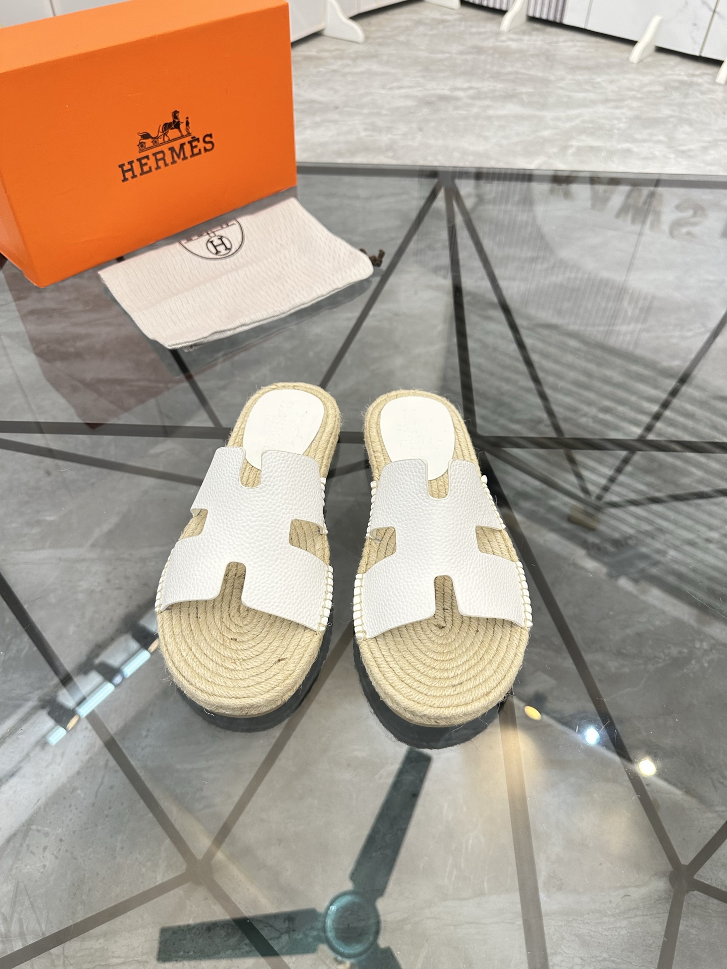 Precio de venta: P130 Marca comercial: Hermes* tamaño de las zapatillas: 38-44(37.45.46.47) Material