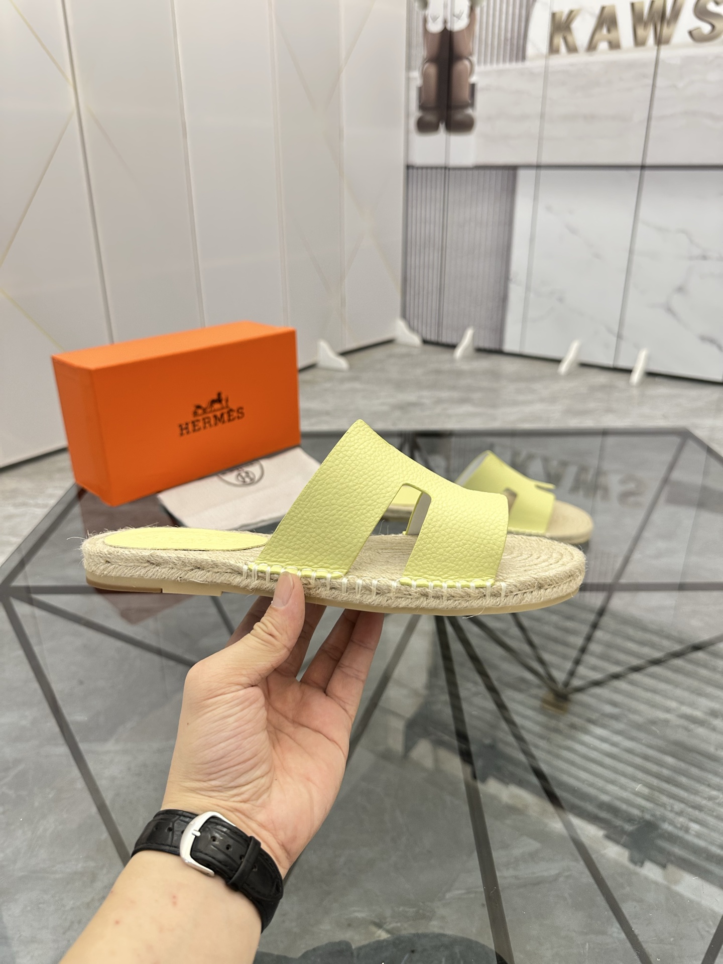 Precio de venta: P130 Marca comercial: Hermes* tamaño de las zapatillas: 38-44(37.45.46.47) Material