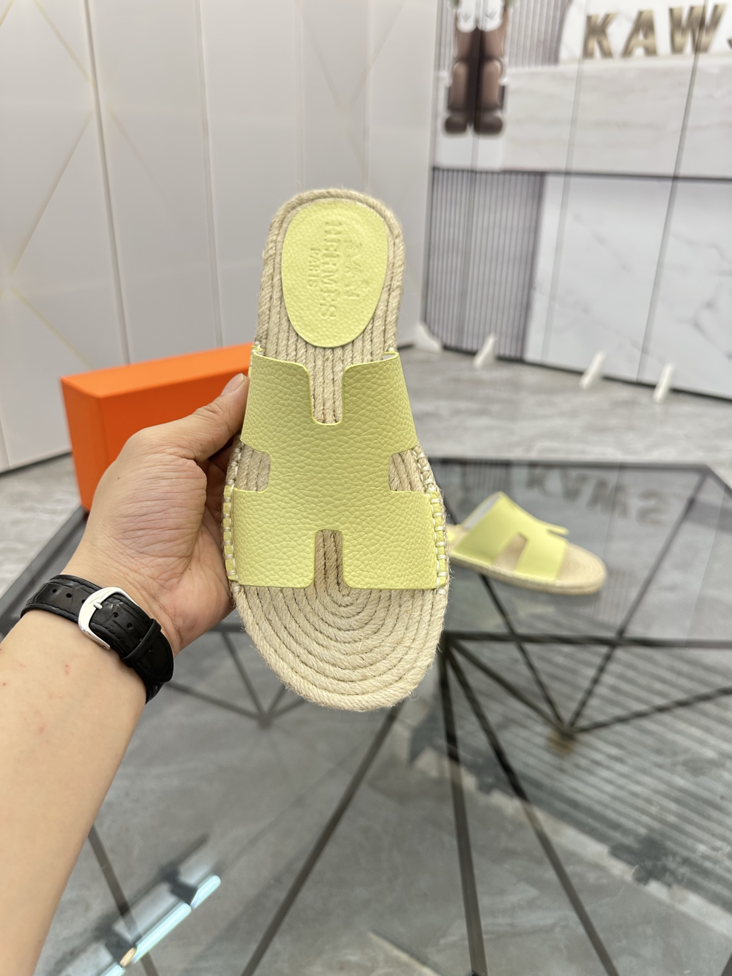 Precio de venta: P130 Marca comercial: Hermes* tamaño de las zapatillas: 38-44(37.45.46.47) Material