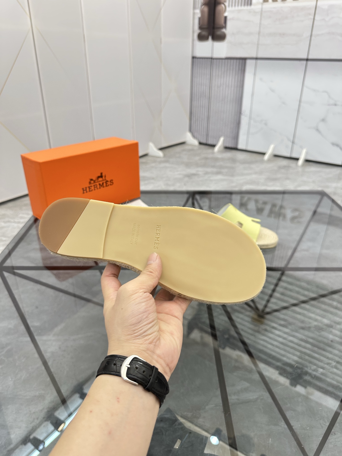 Precio de venta: P130 Marca comercial: Hermes* tamaño de las zapatillas: 38-44(37.45.46.47) Material