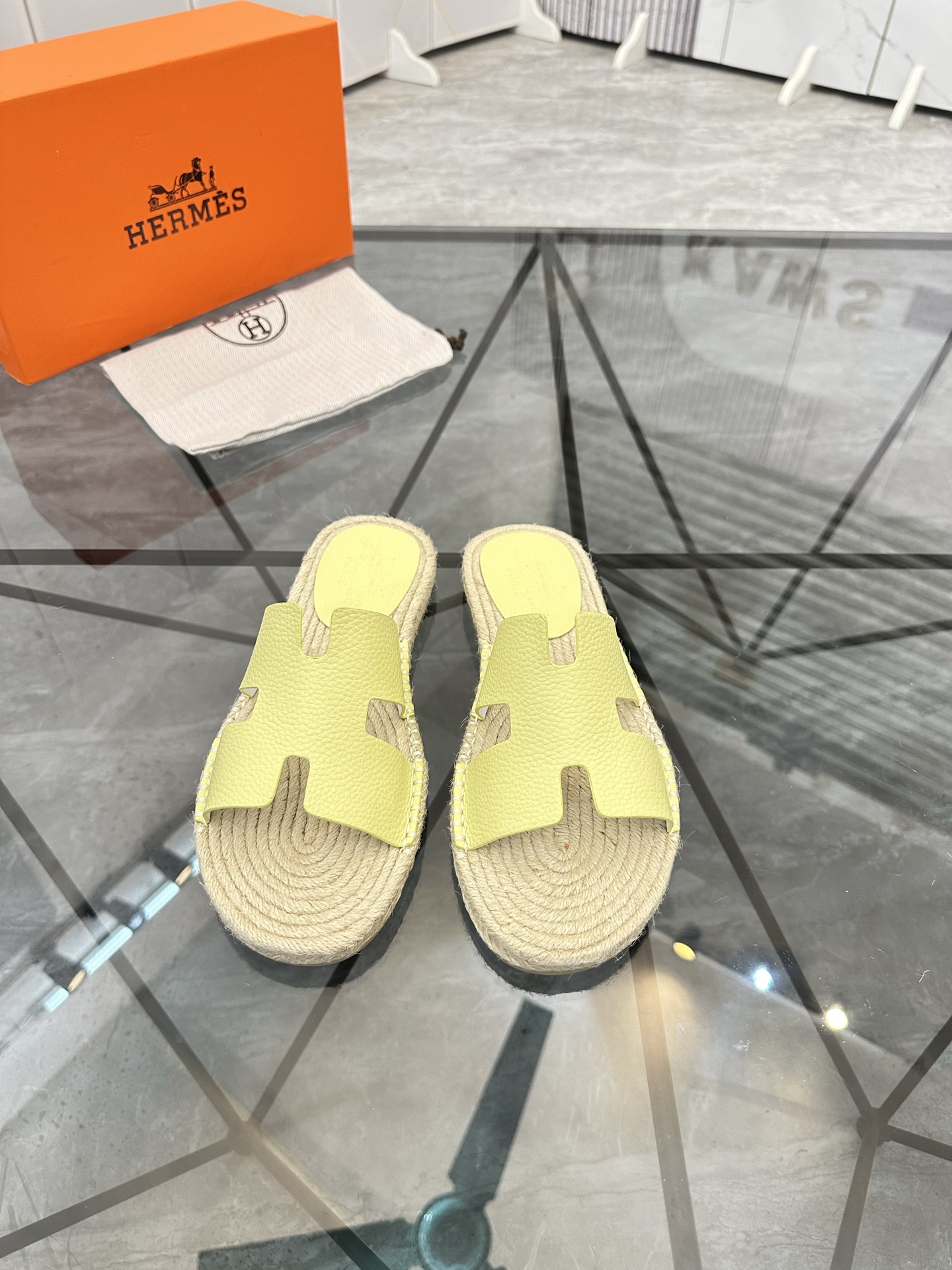 Precio de venta: P130 Marca comercial: Hermes* tamaño de las zapatillas: 38-44(37.45.46.47) Material