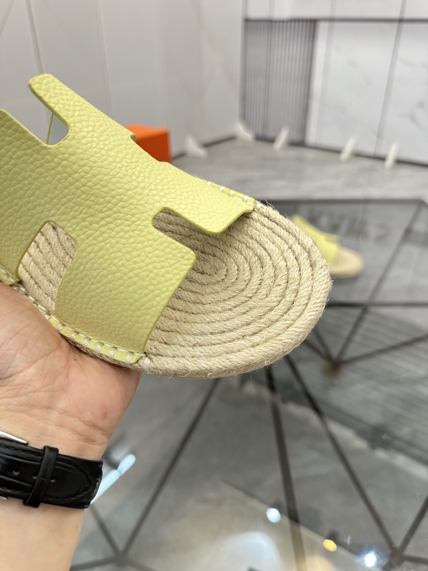 Precio de venta: P130 Marca comercial: Hermes* tamaño de las zapatillas: 38-44(37.45.46.47) Material