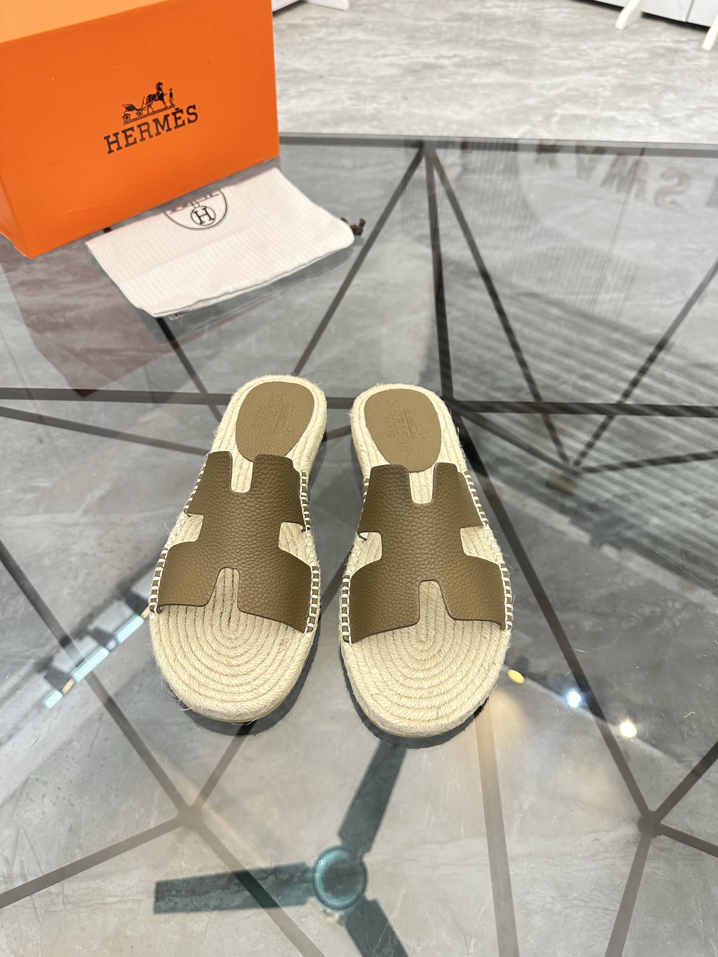 Precio de venta: P130 Marca comercial: Hermes* tamaño de las zapatillas: 38-44(37.45.46.47) Material