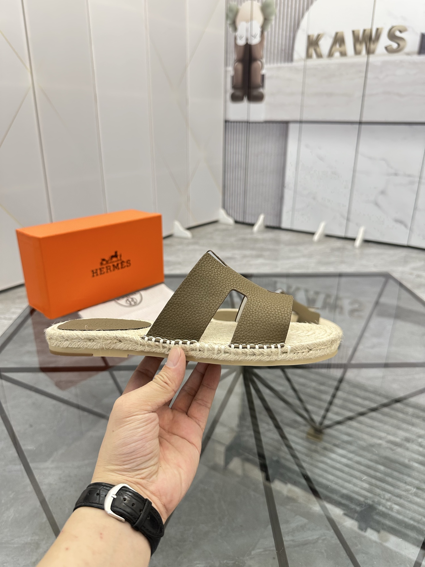 Precio de venta: P130 Marca comercial: Hermes* tamaño de las zapatillas: 38-44(37.45.46.47) Material