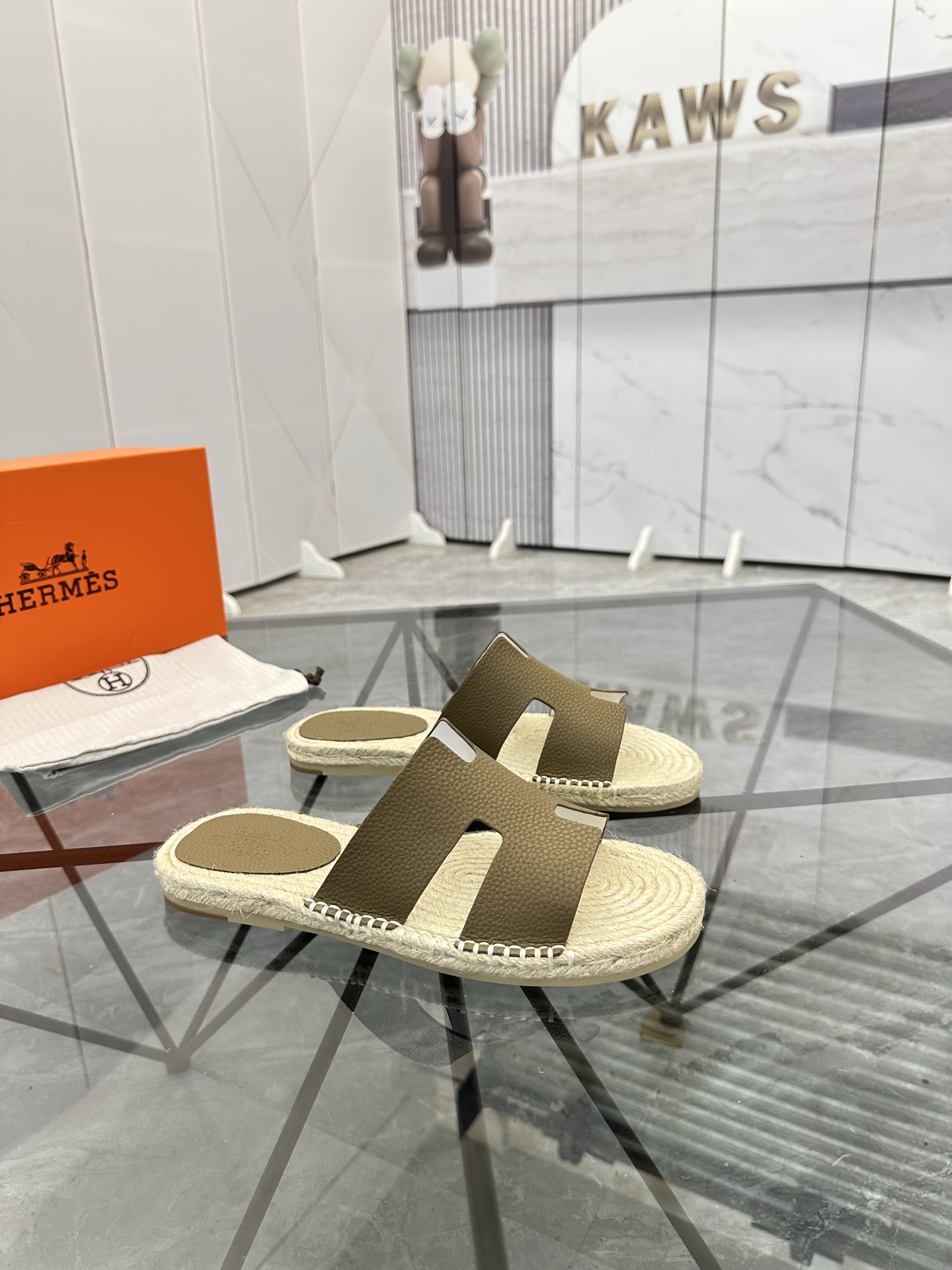 Precio de venta: P130 Marca comercial: Hermes* tamaño de las zapatillas: 38-44(37.45.46.47) Material