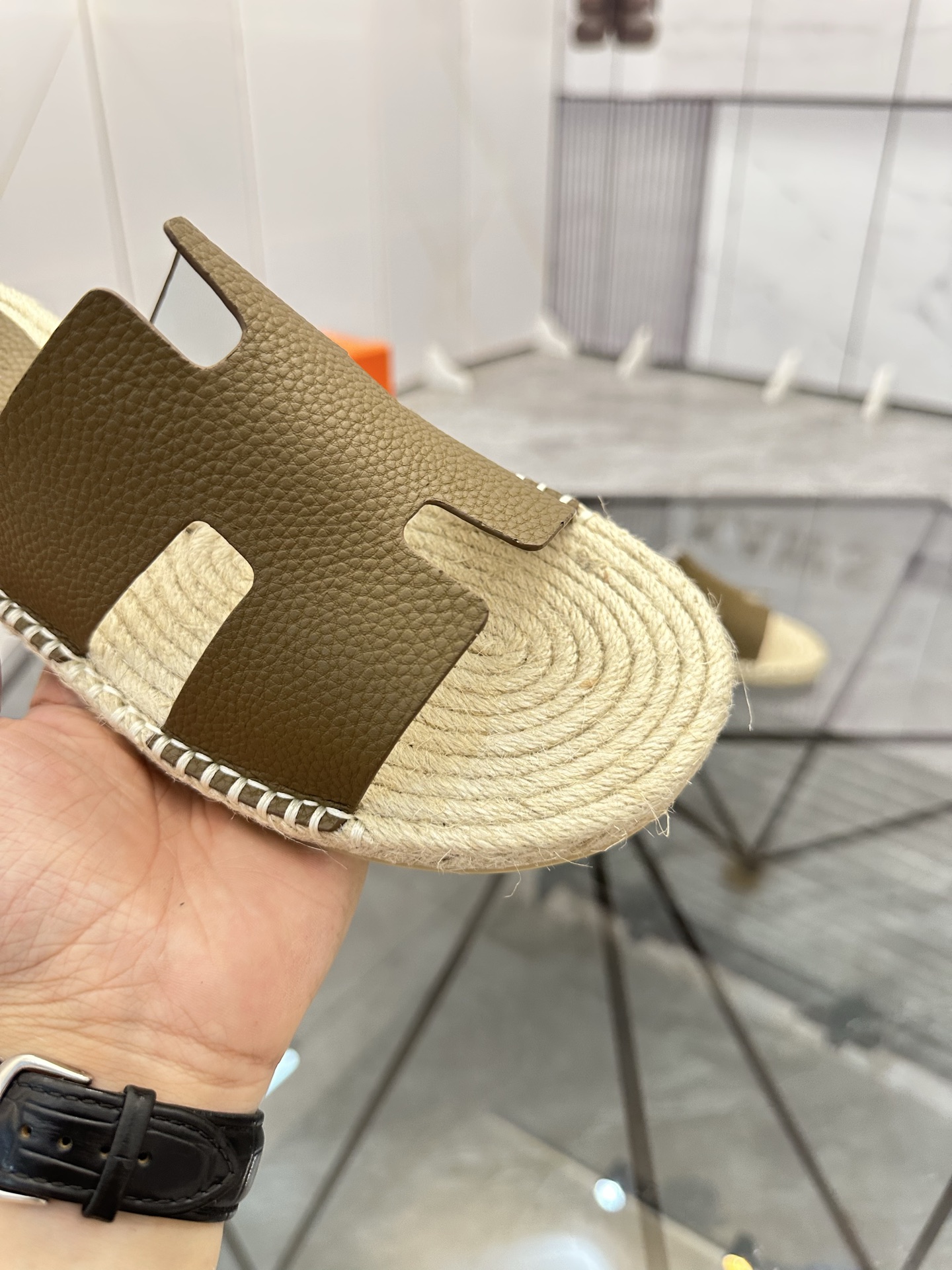 Precio de venta: P130 Marca comercial: Hermes* tamaño de las zapatillas: 38-44(37.45.46.47) Material
