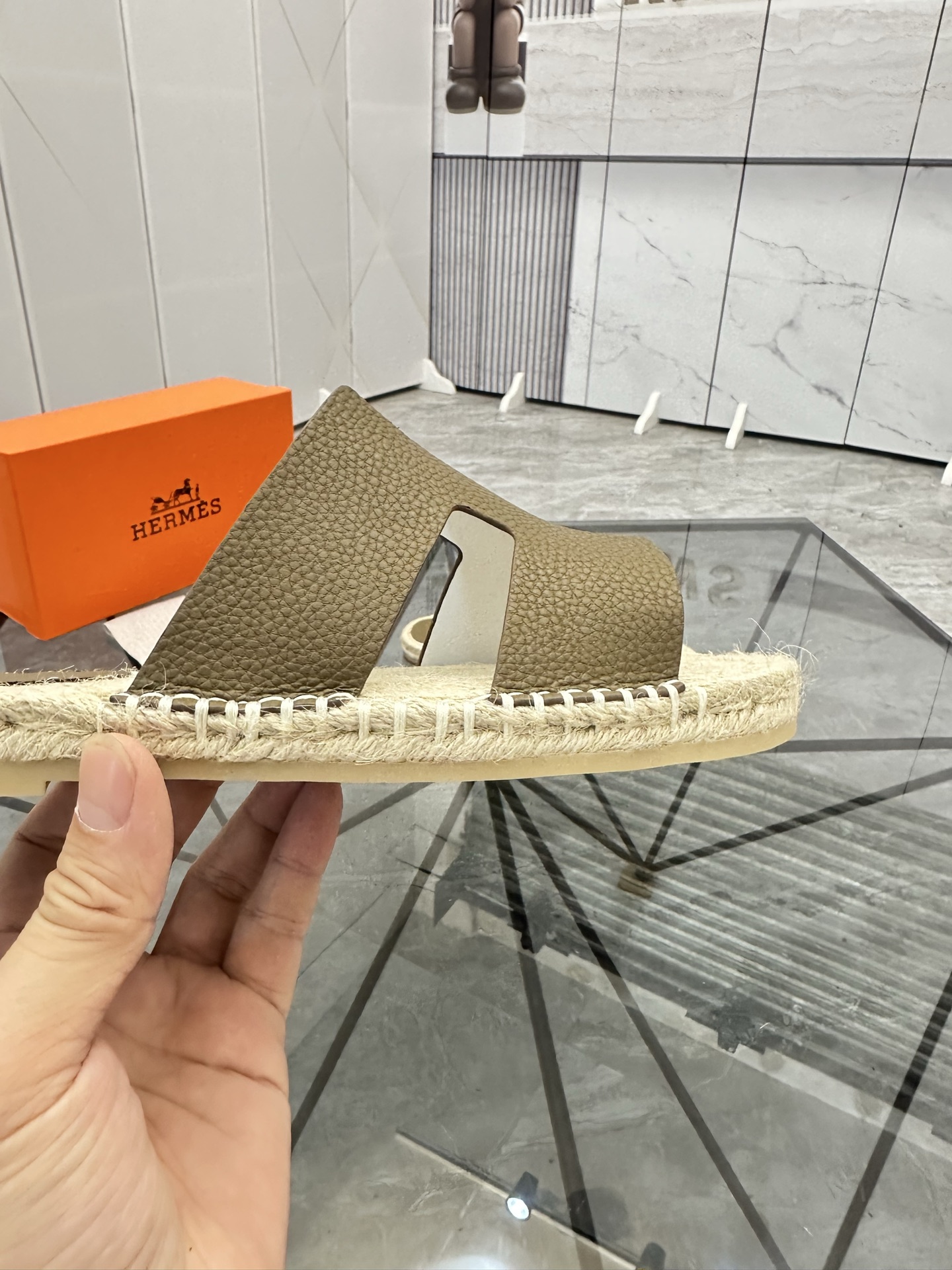 Precio de venta: P130 Marca comercial: Hermes* tamaño de las zapatillas: 38-44(37.45.46.47) Material