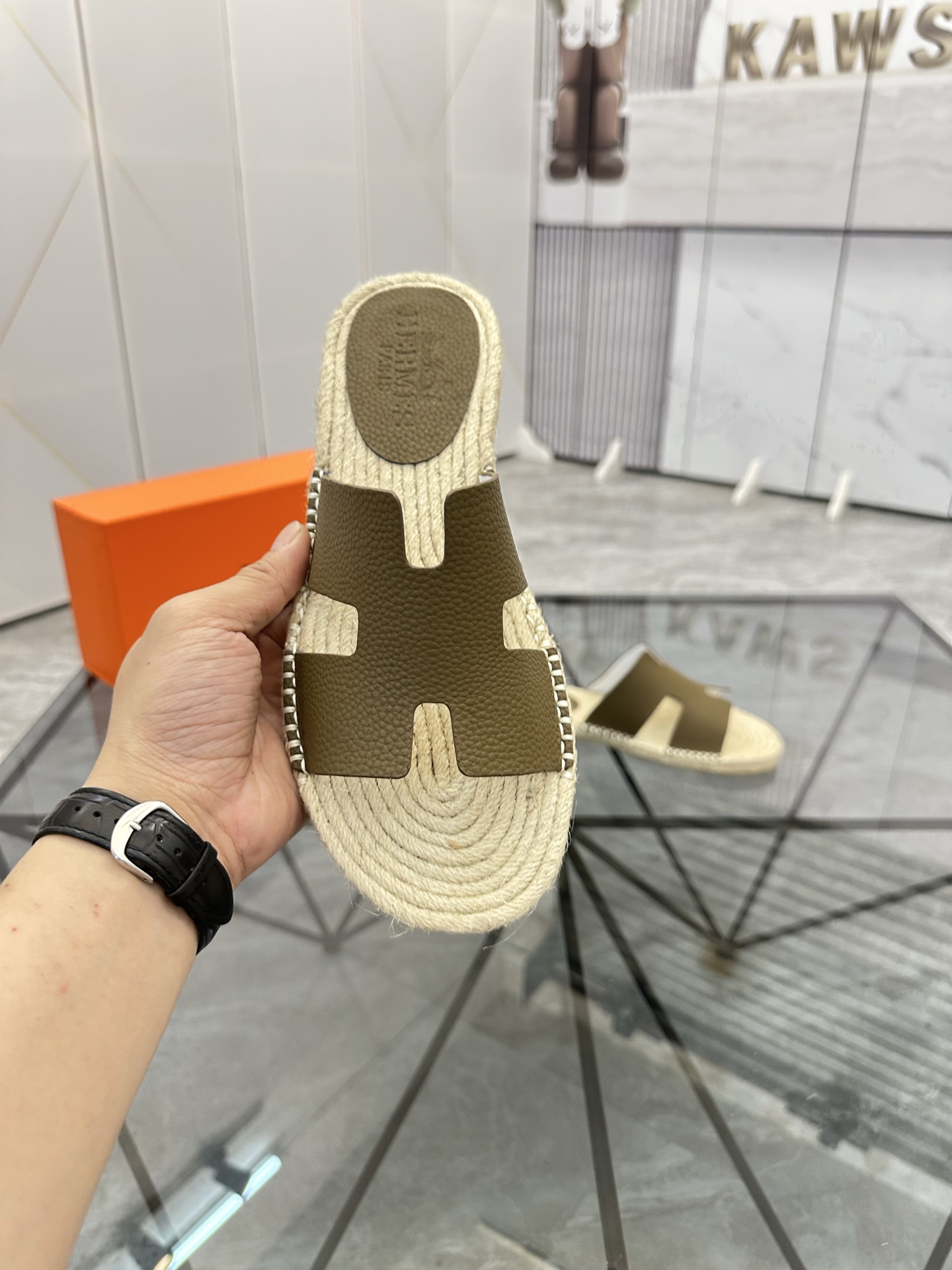 Precio de venta: P130 Marca comercial: Hermes* tamaño de las zapatillas: 38-44(37.45.46.47) Material