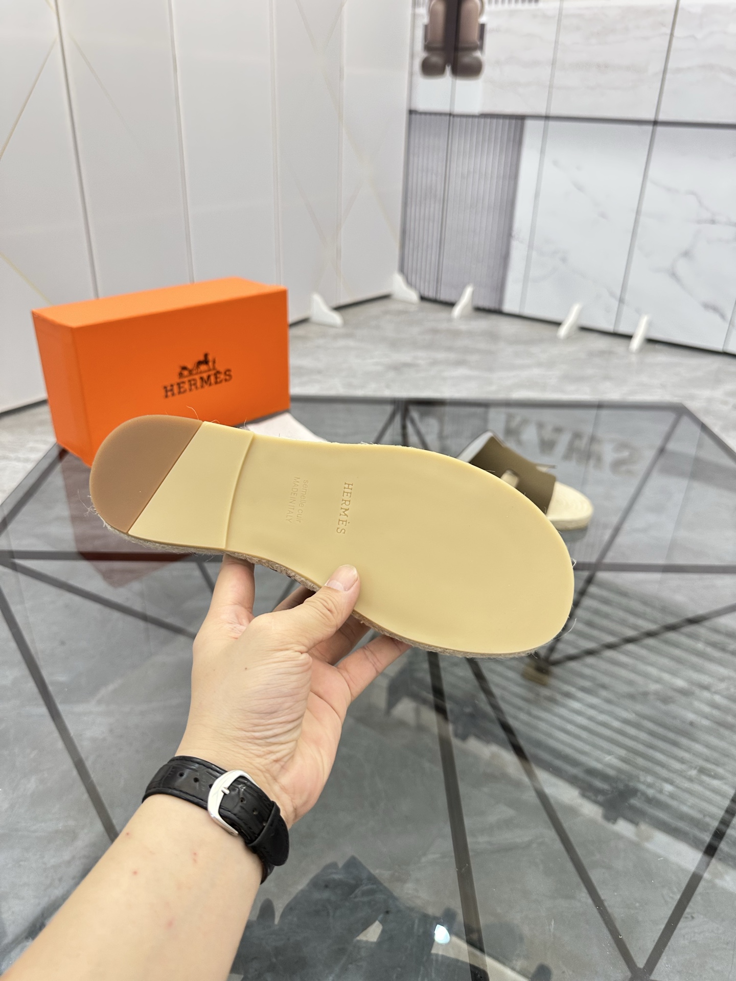 Precio de venta: P130 Marca comercial: Hermes* tamaño de las zapatillas: 38-44(37.45.46.47) Material